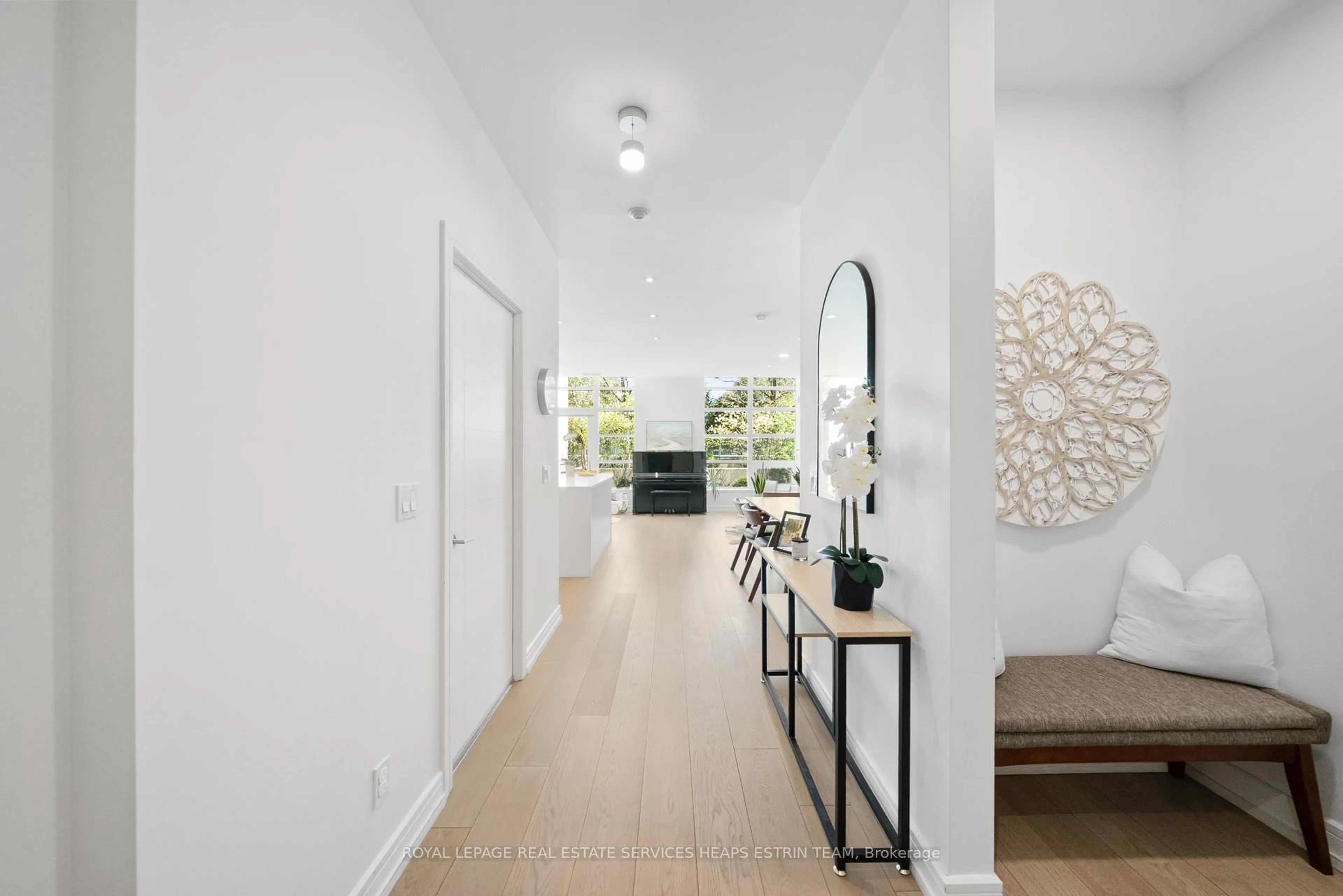 Indoor entryway for 35 Brian Peck Cres #TH112, Toronto Ontario M4G 0A5