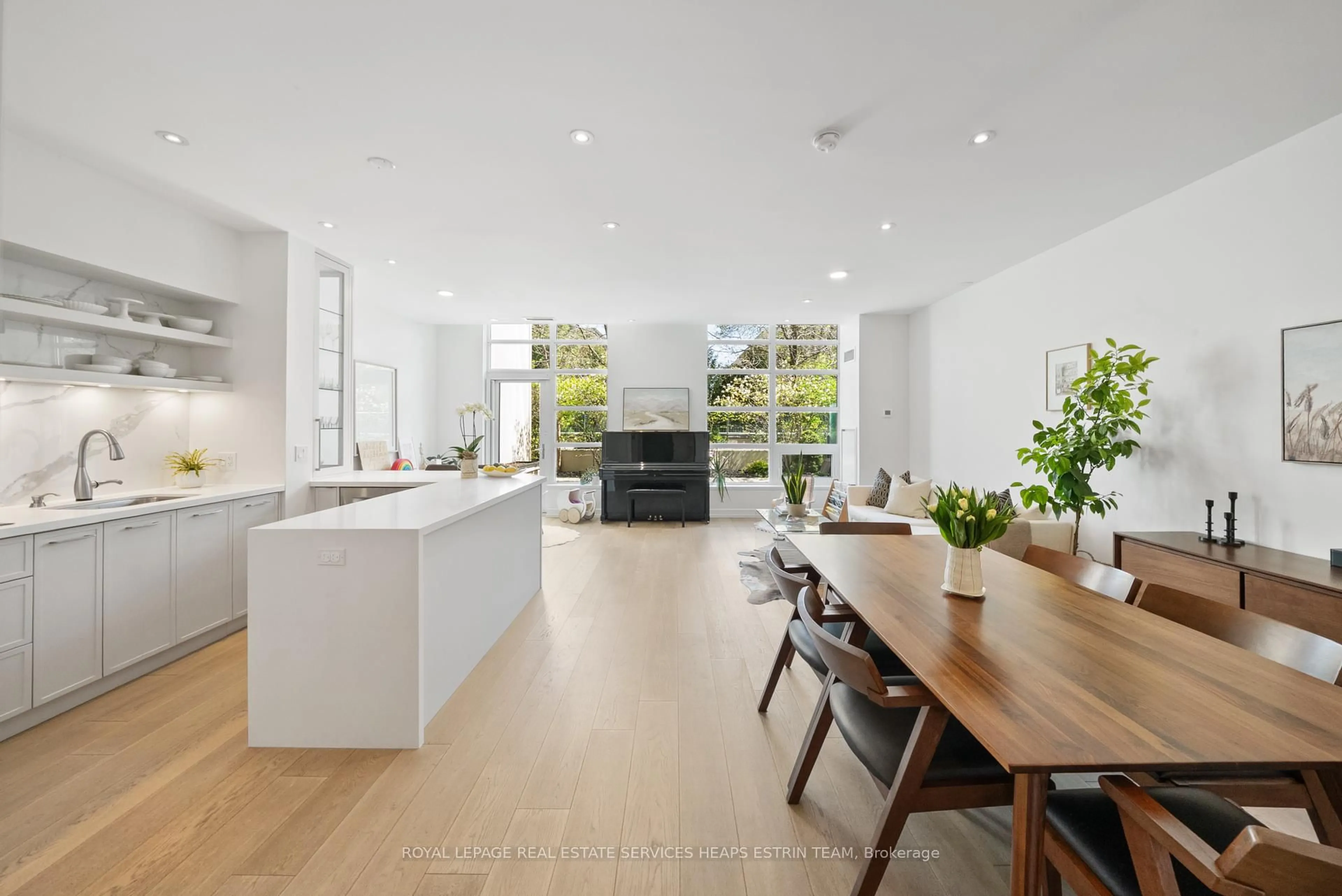 Open concept kitchen, unknown for 35 Brian Peck Cres #TH112, Toronto Ontario M4G 0A5
