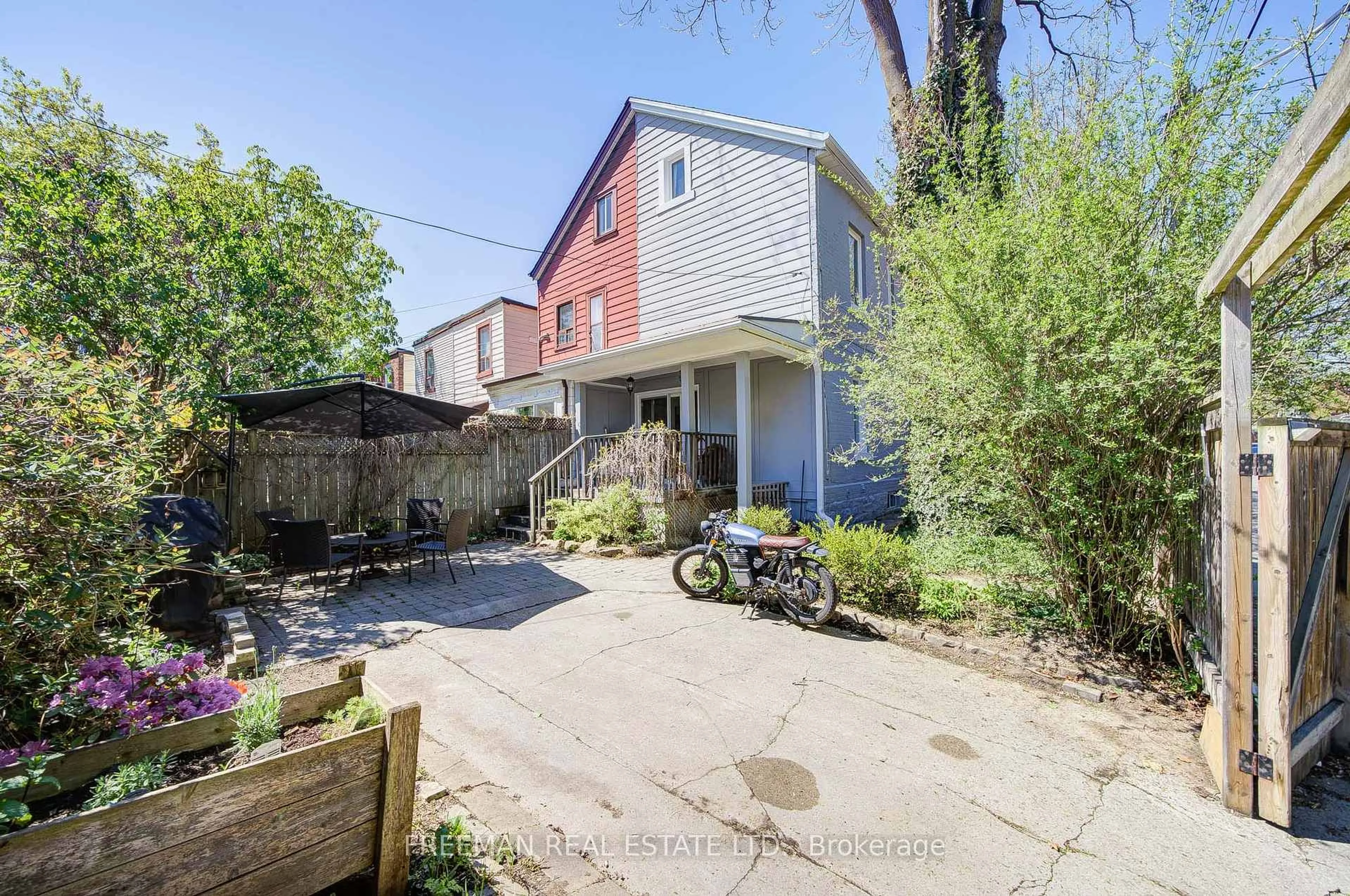 A pic from outside/outdoor area/front of a property/back of a property/a pic from drone, street for 1 Andrews Ave, Toronto Ontario M6J 1S2