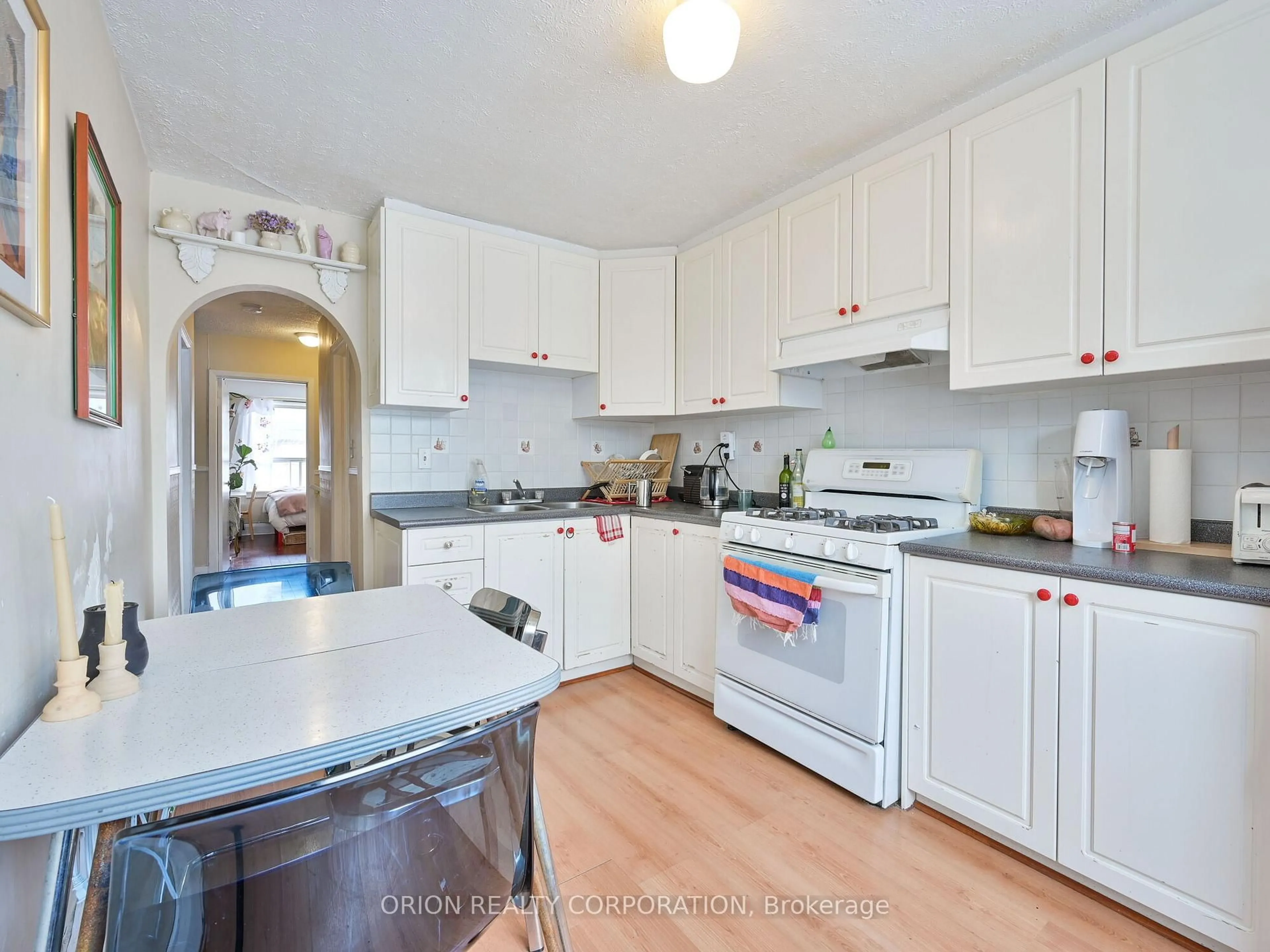 Standard kitchen, unknown for 456 Crawford St, Toronto Ontario M6G 3J6