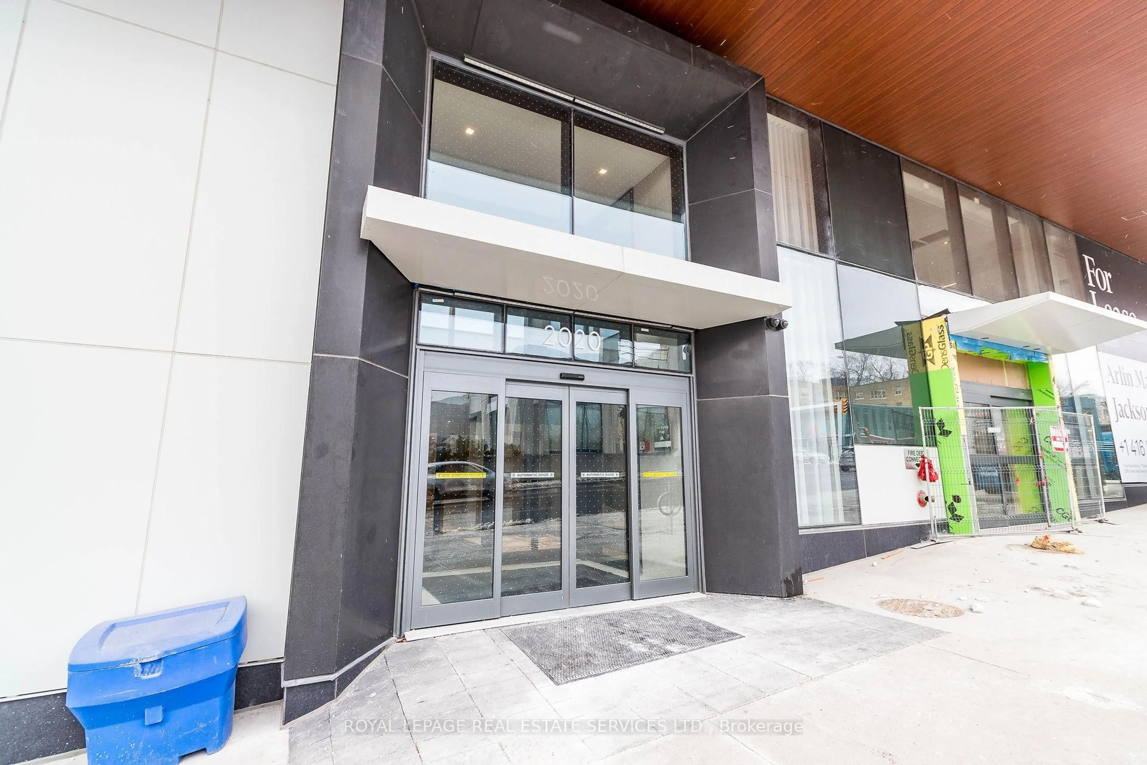 Indoor foyer for 2020 Bathurst St #718, Toronto Ontario M5P 0A6