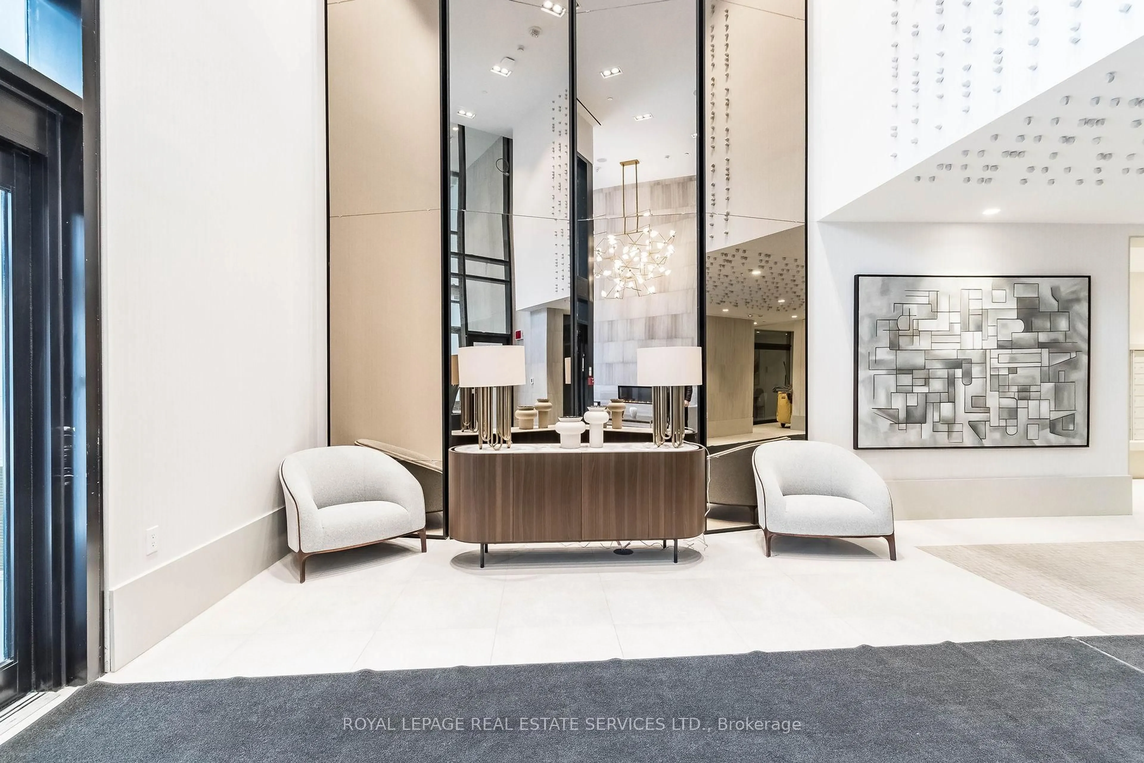 Indoor foyer for 2020 Bathurst St #718, Toronto Ontario M5P 0A6