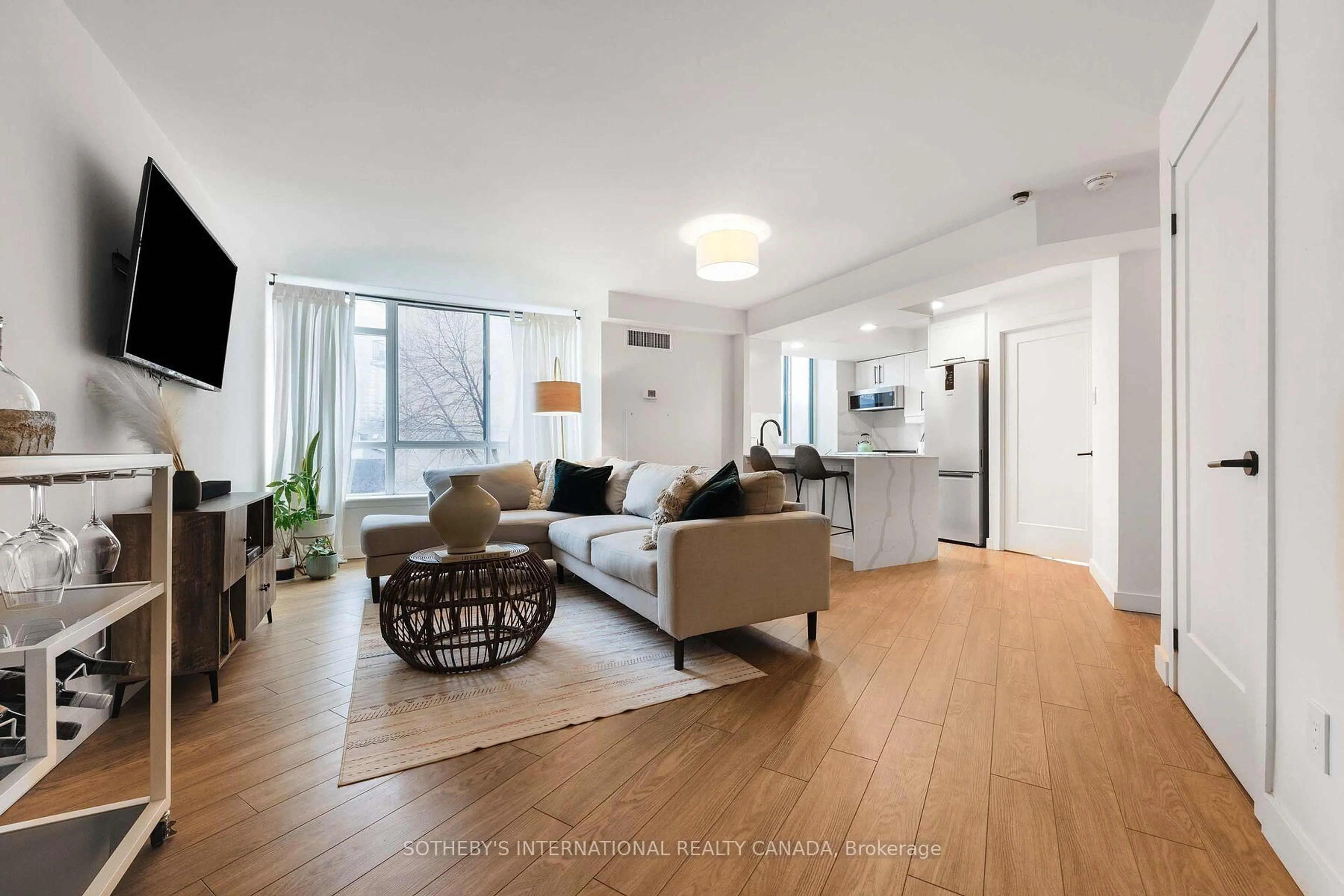 Living room with furniture, wood/laminate floor for 801 King St #213, Toronto Ontario M5V 3C9