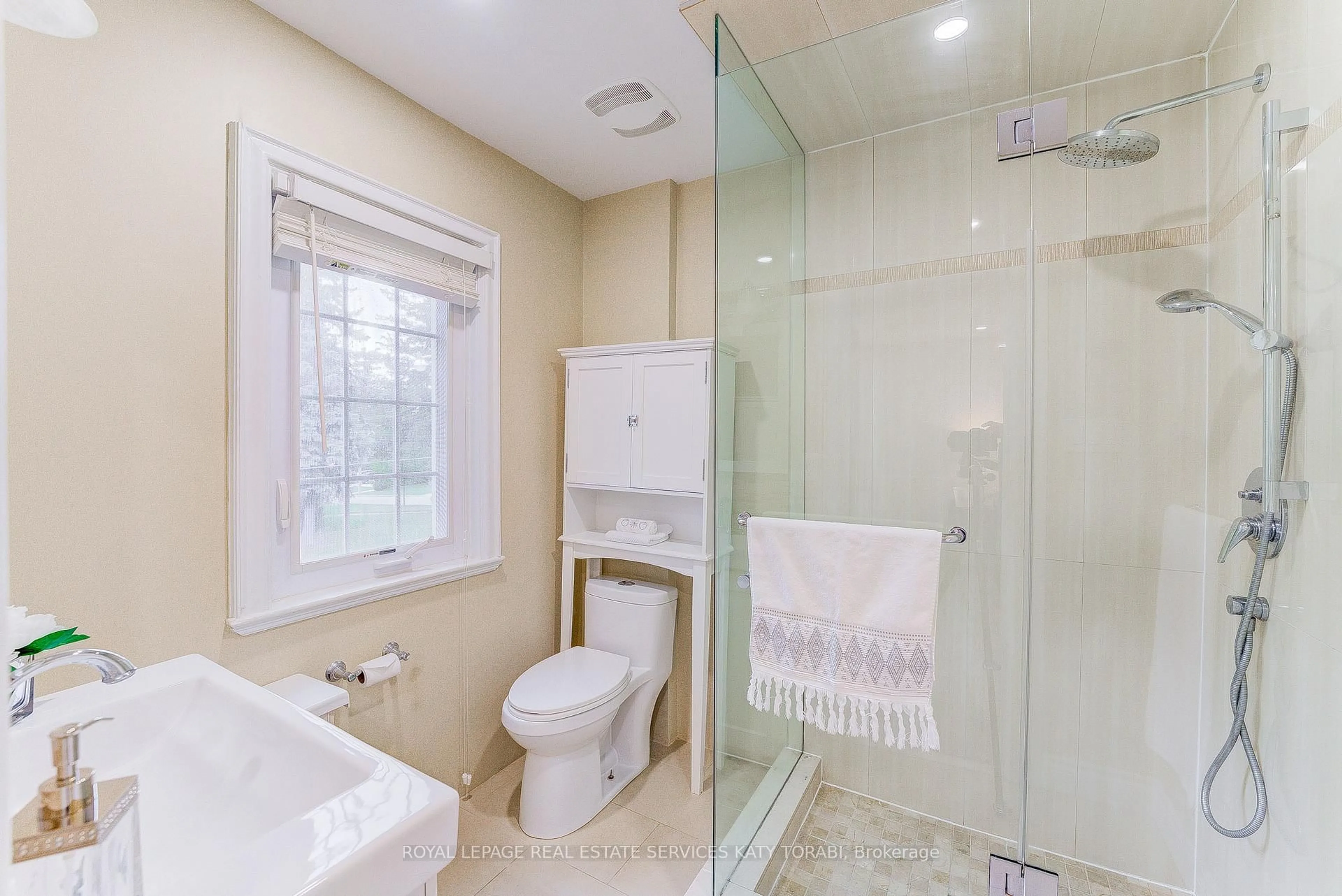 Standard bathroom, ceramic/tile floor for 603 Spadina Rd, Toronto Ontario M5P 2X1