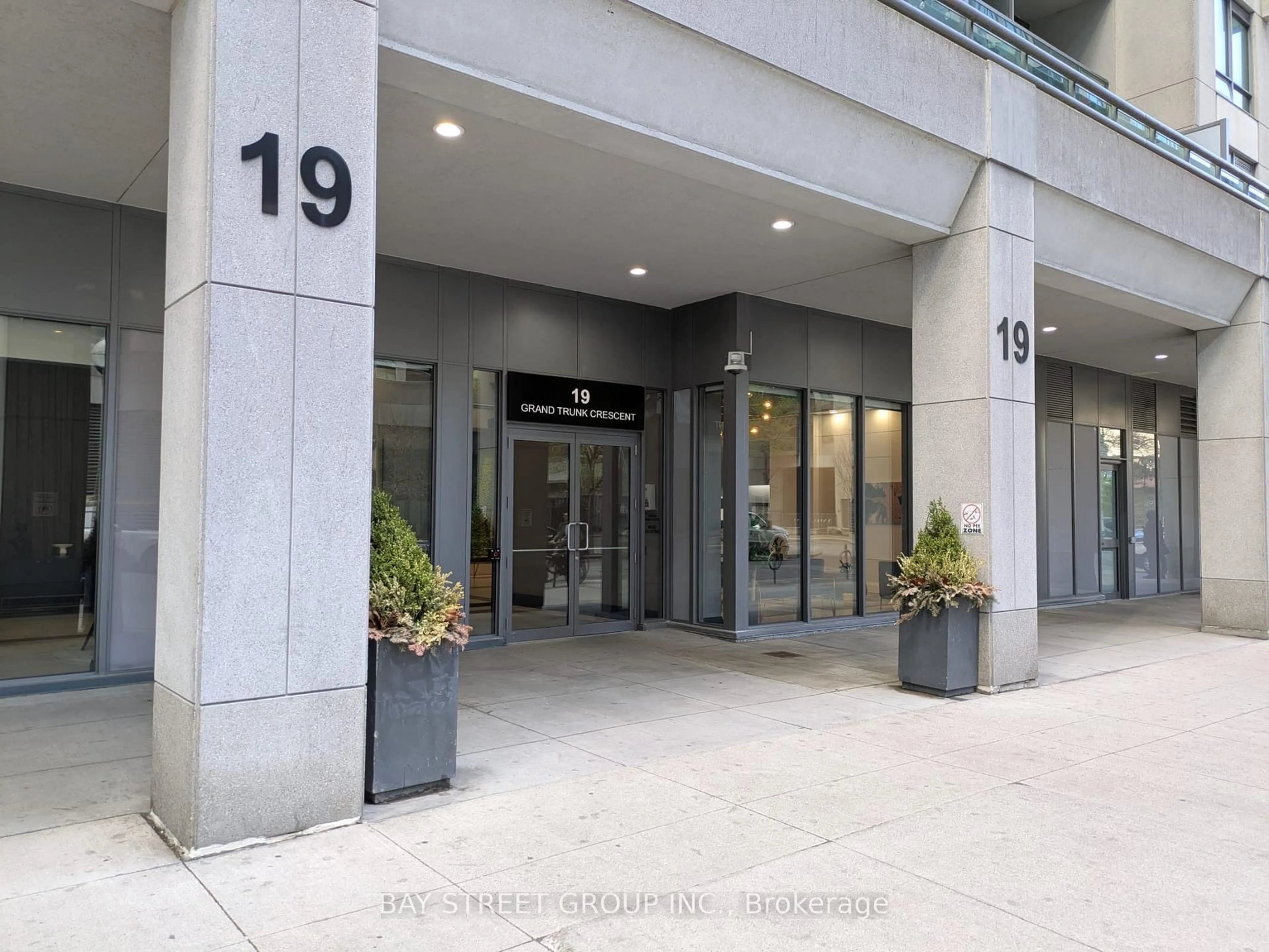 Indoor foyer for 19 Grand Trunk Cres #3808, Toronto Ontario M5J 3A3