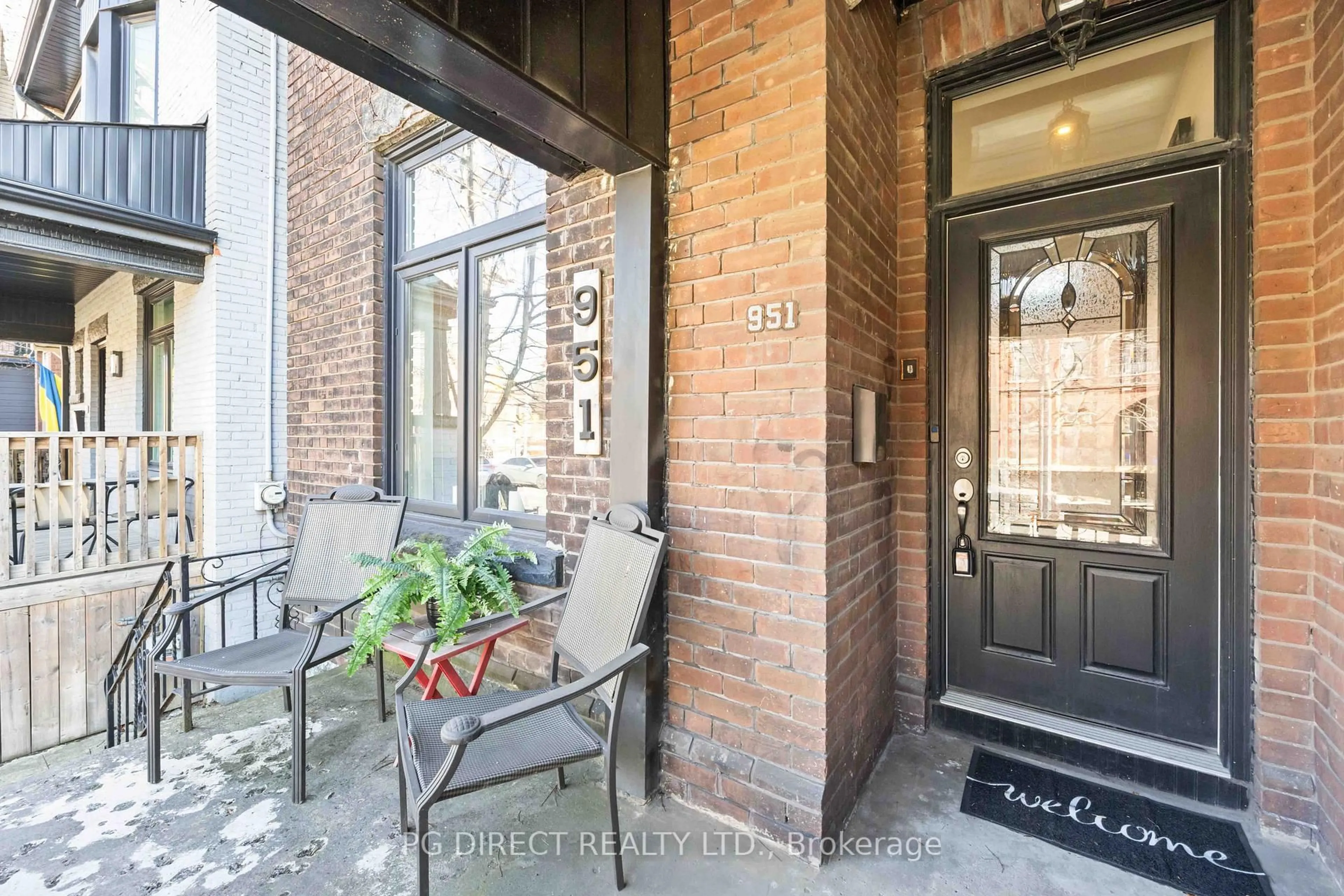 Indoor entryway for 951 Dundas St, Toronto Ontario M6J 1W4