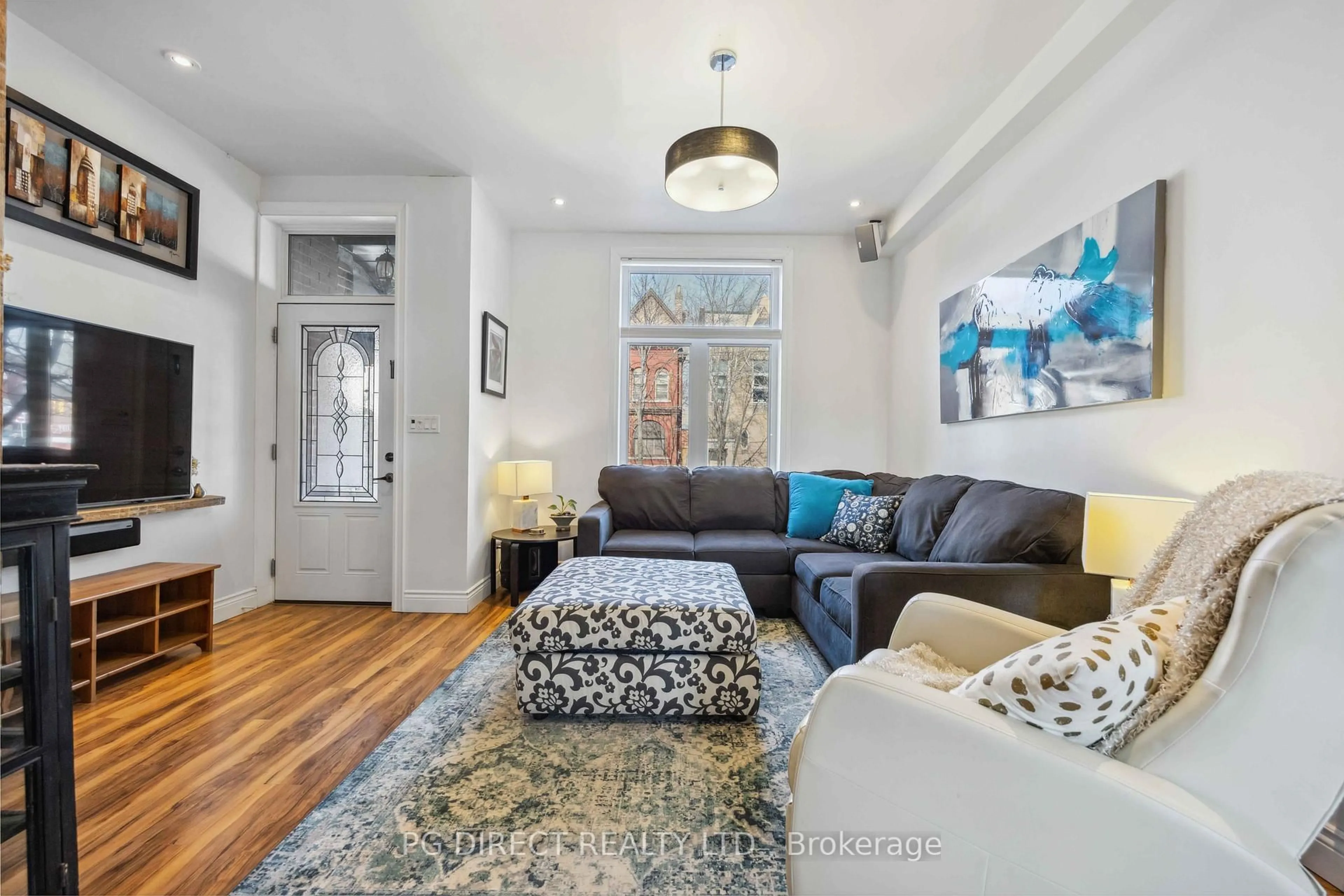Living room with furniture, unknown for 951 Dundas St, Toronto Ontario M6J 1W4