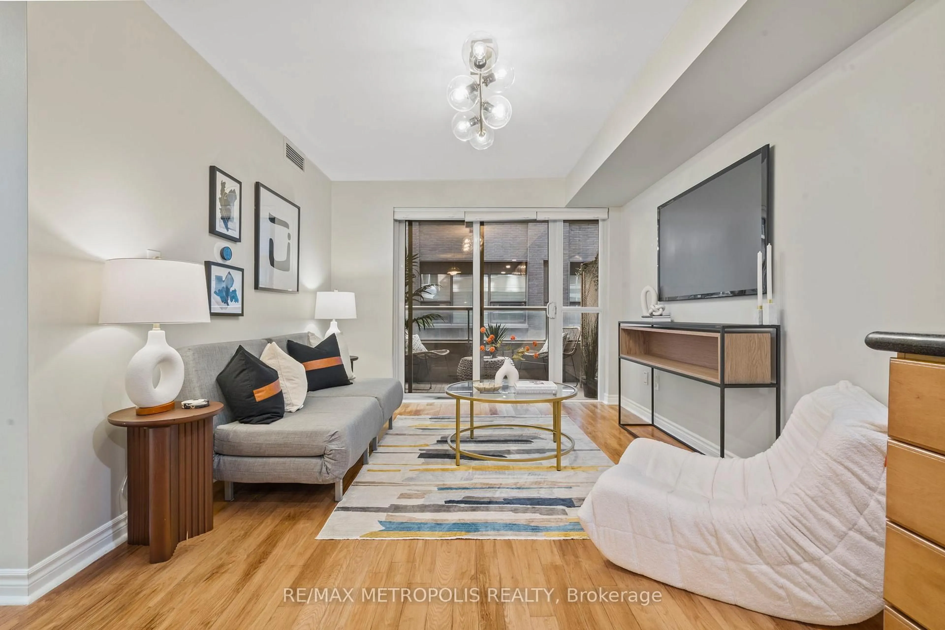 Living room with furniture, unknown for 270 WELLINGTON St #623, Toronto Ontario M5V 3P5