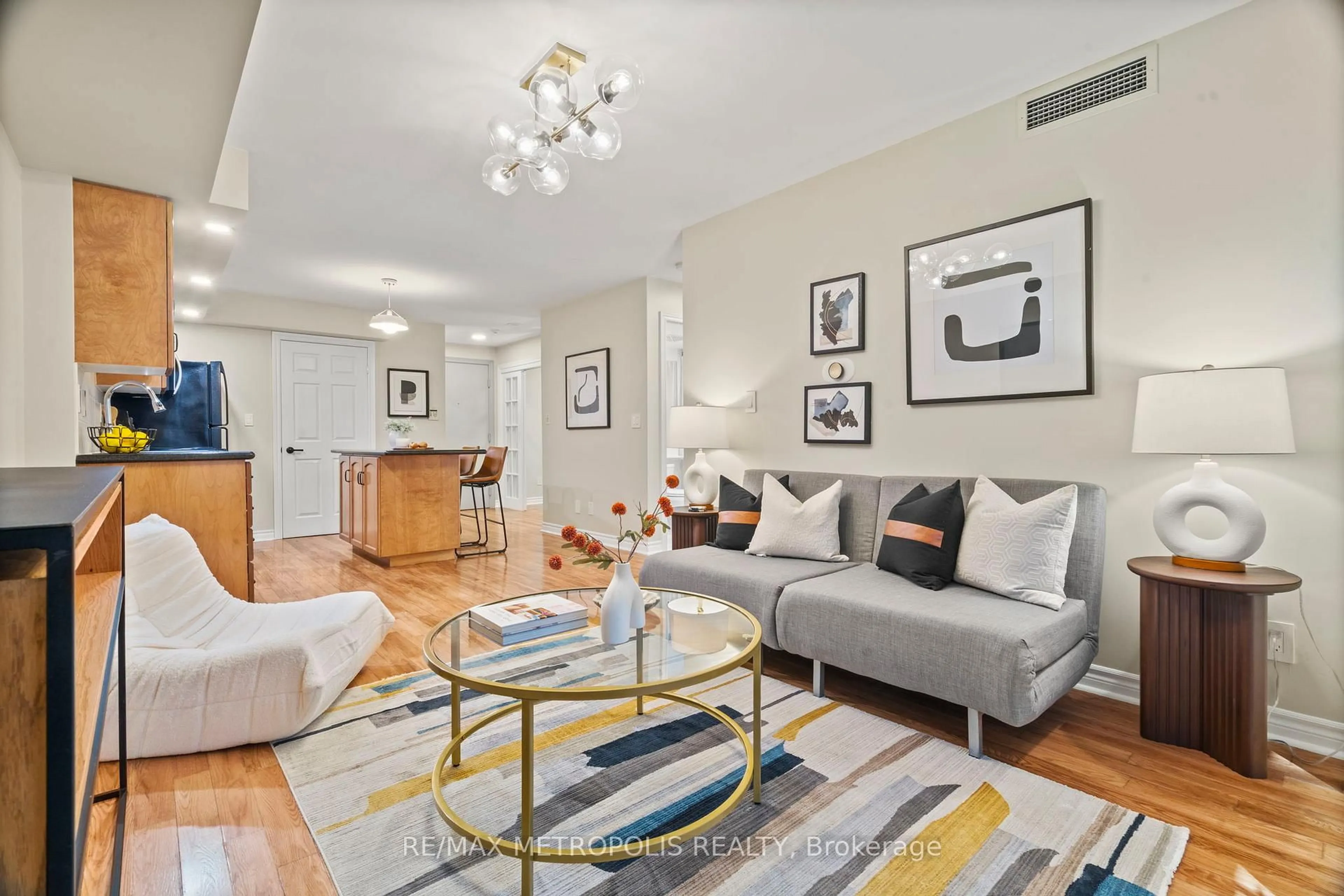 Living room with furniture, unknown for 270 WELLINGTON St #623, Toronto Ontario M5V 3P5