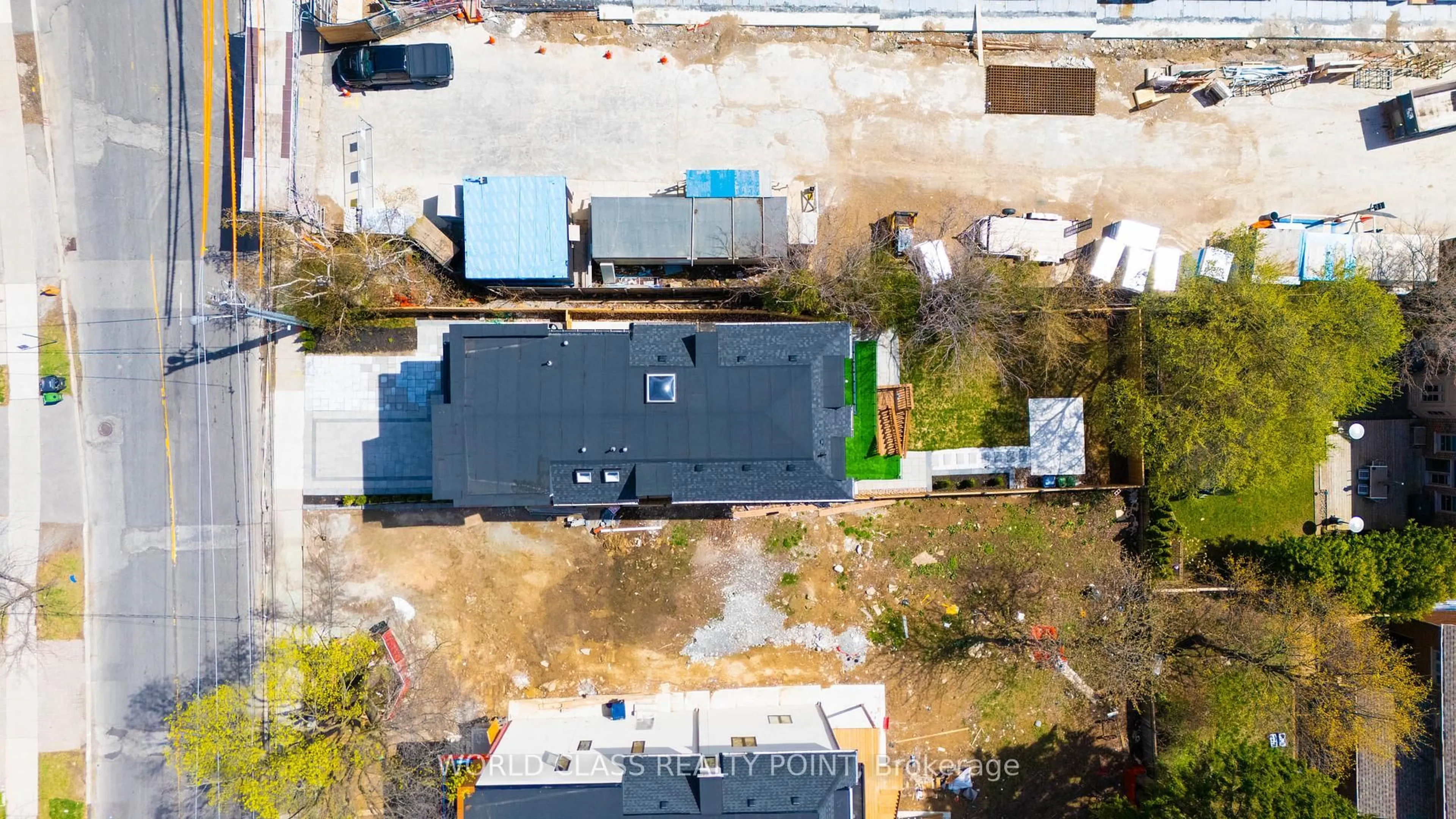 A pic from outside/outdoor area/front of a property/back of a property/a pic from drone, building for 517 Glencairn Ave, Toronto Ontario M6B 1Z2