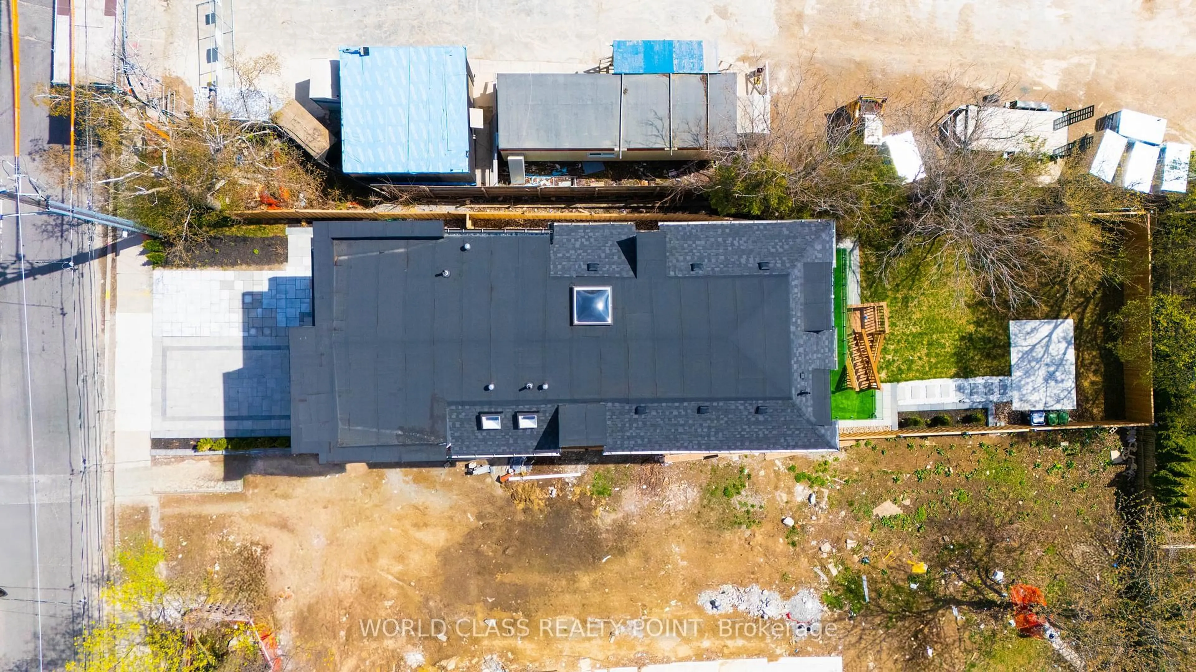 A pic from outside/outdoor area/front of a property/back of a property/a pic from drone, building for 517 Glencairn Ave, Toronto Ontario M6B 1Z2