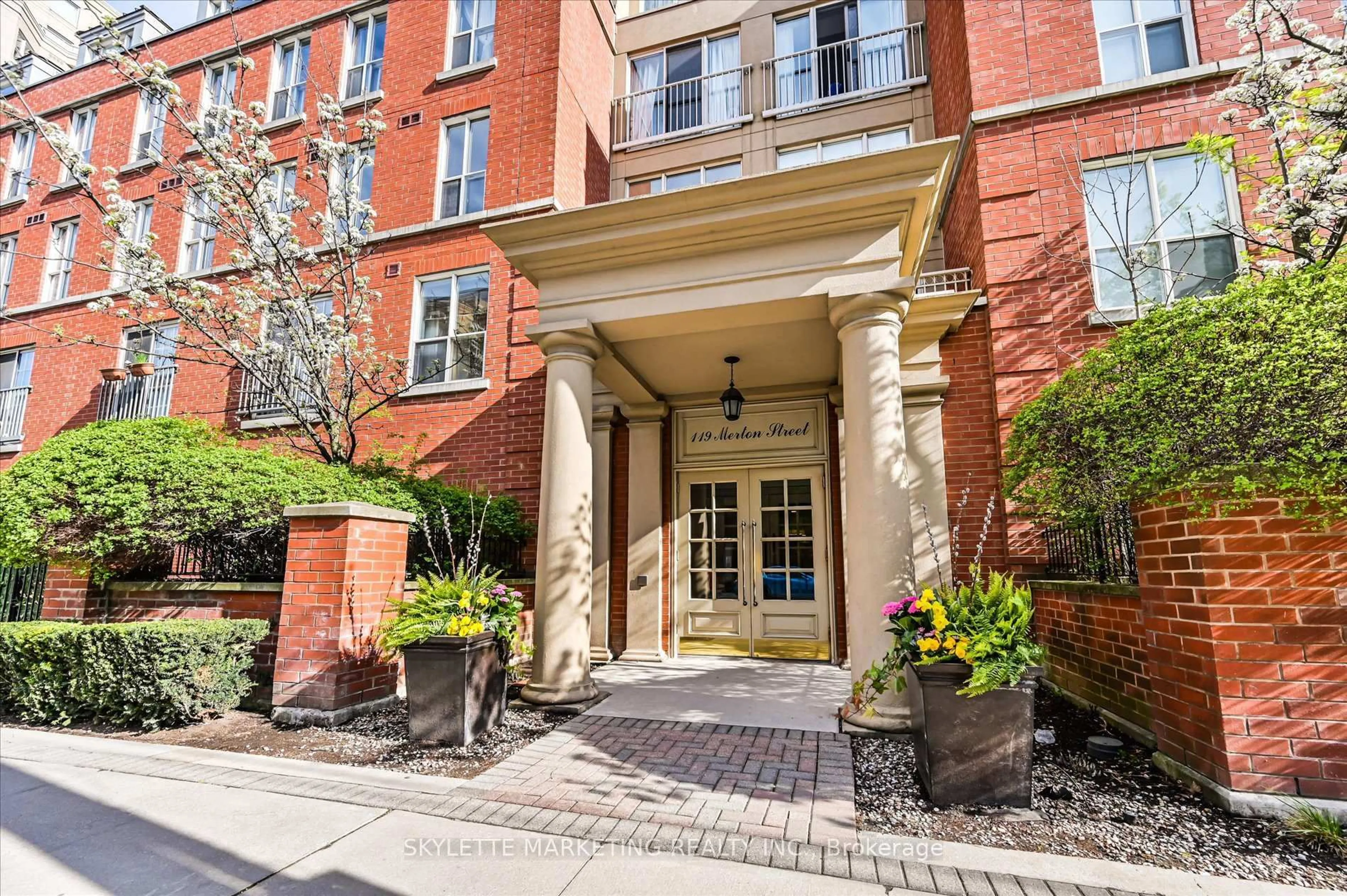 Indoor foyer for 119 Merton St #416, Toronto Ontario M4S 3G5