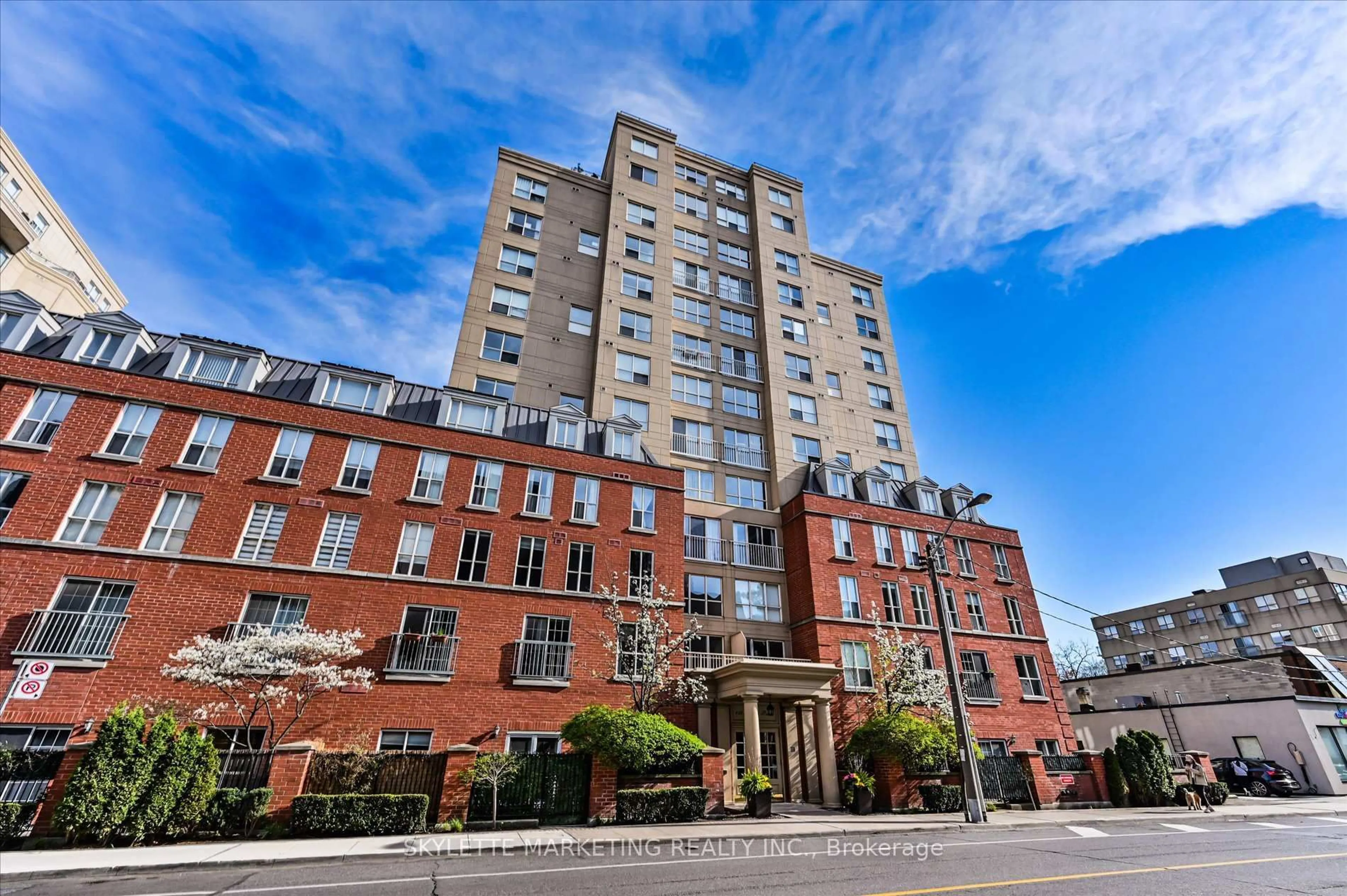 Patio, building for 119 Merton St #416, Toronto Ontario M4S 3G5