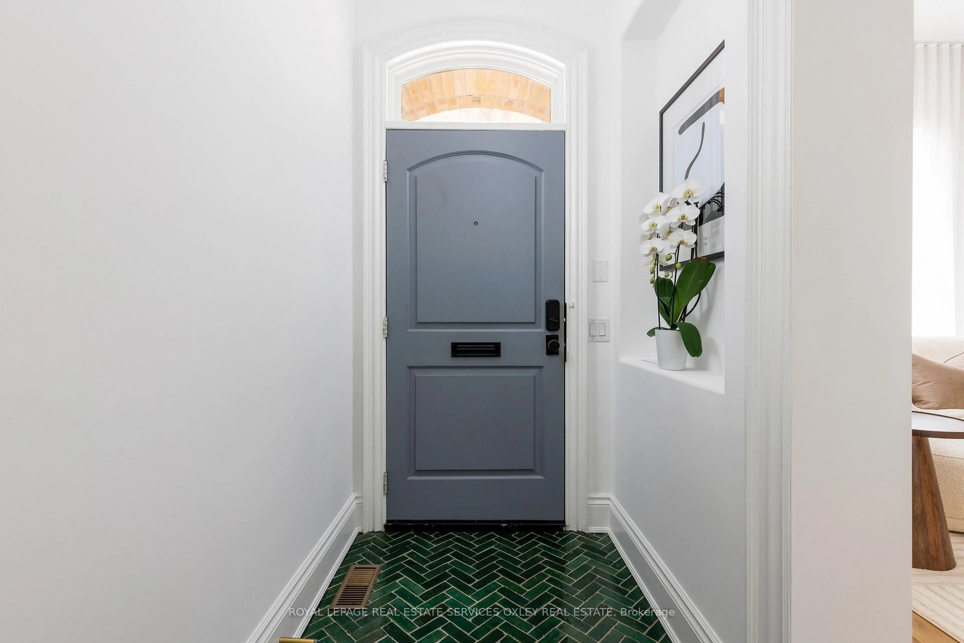 Indoor entryway for 33 Webster Ave, Toronto Ontario M5R 1N6