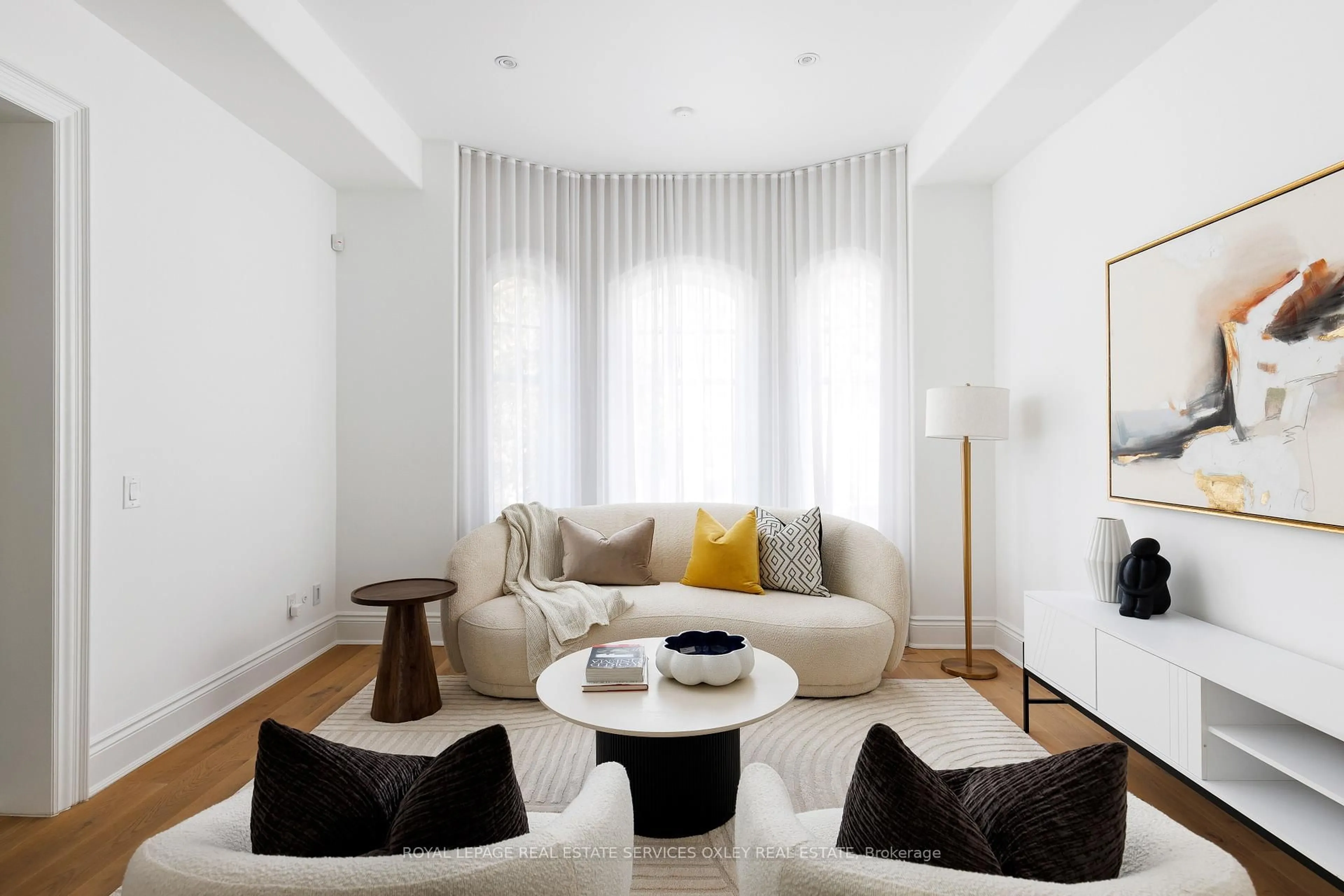 Living room with furniture, unknown for 33 Webster Ave, Toronto Ontario M5R 1N6