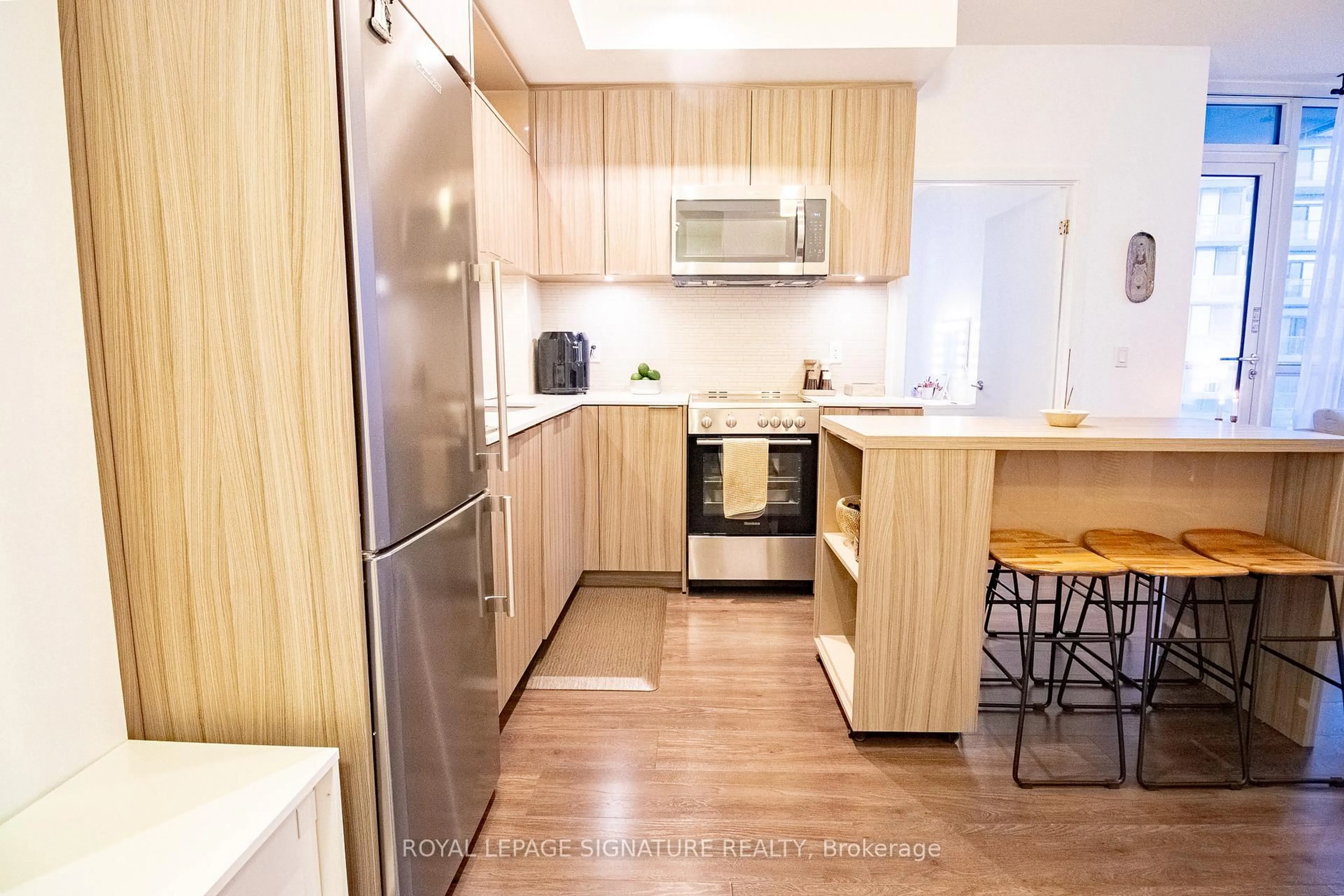 Standard kitchen, wood/laminate floor for 50 Forest Manor Rd #808, Toronto Ontario M2J 0E3