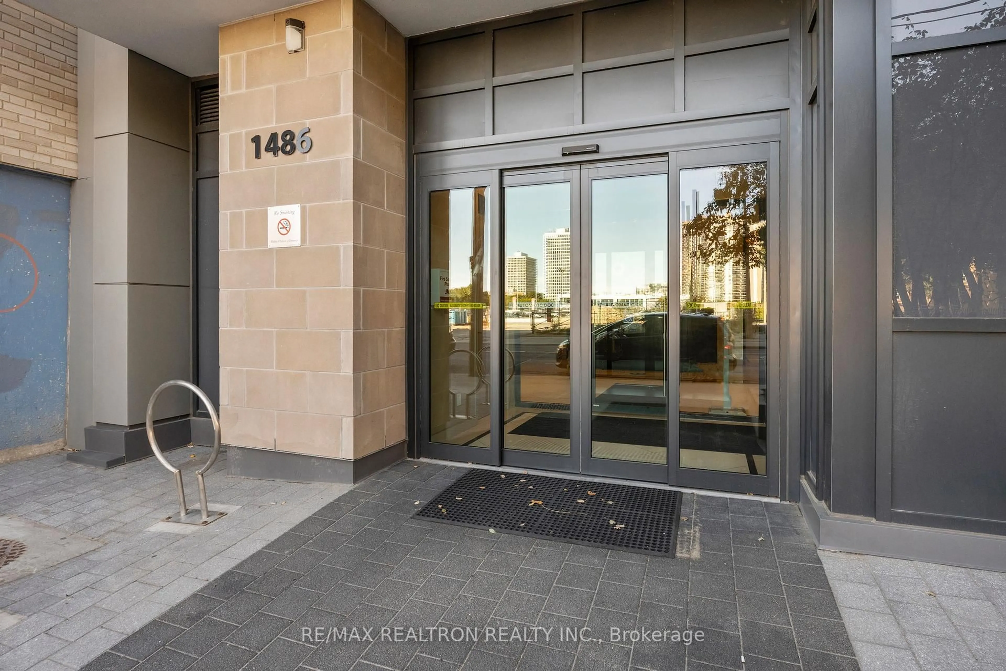 Indoor foyer for 1486 Bathurst St #Ph02, Toronto Ontario M5P 3G9