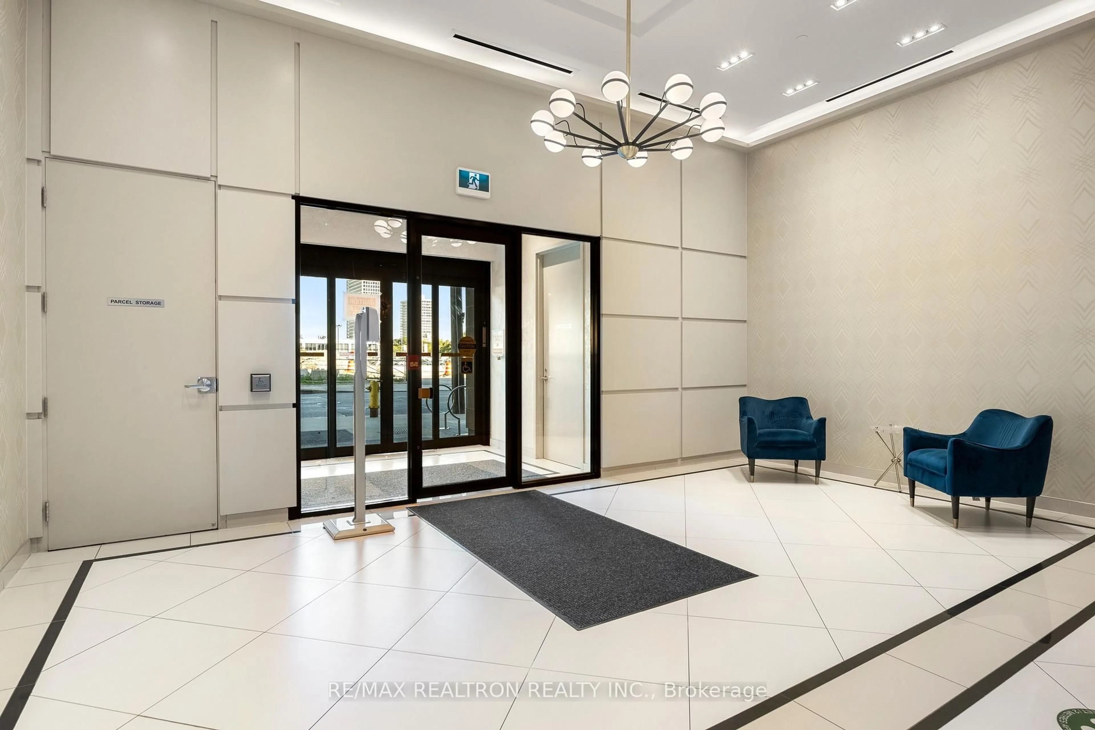 Indoor foyer for 1486 Bathurst St #Ph02, Toronto Ontario M5P 3G9