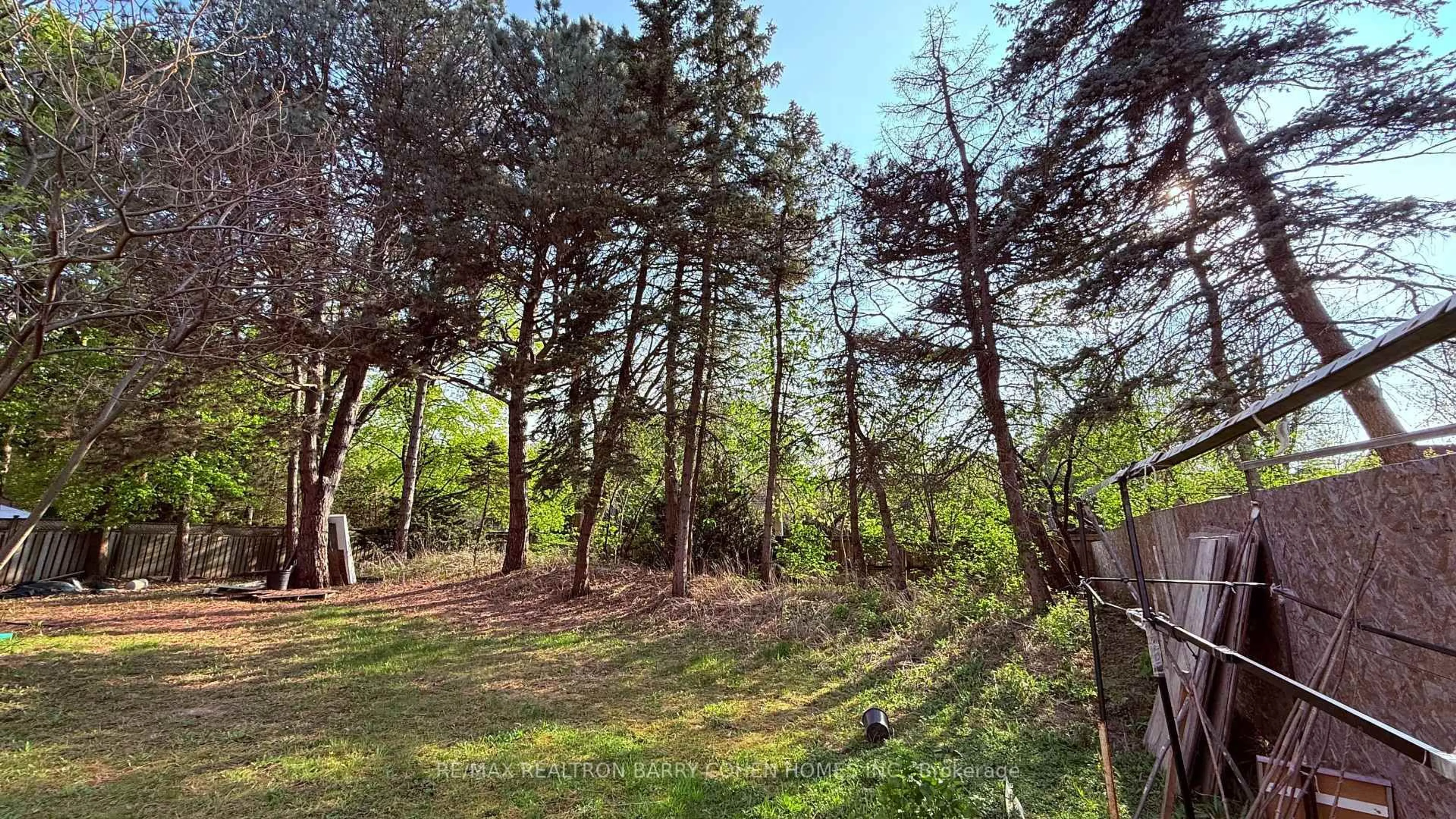 A pic from outside/outdoor area/front of a property/back of a property/a pic from drone, forest/trees view for 37 Wilket Rd, Toronto Ontario M2L 1N9