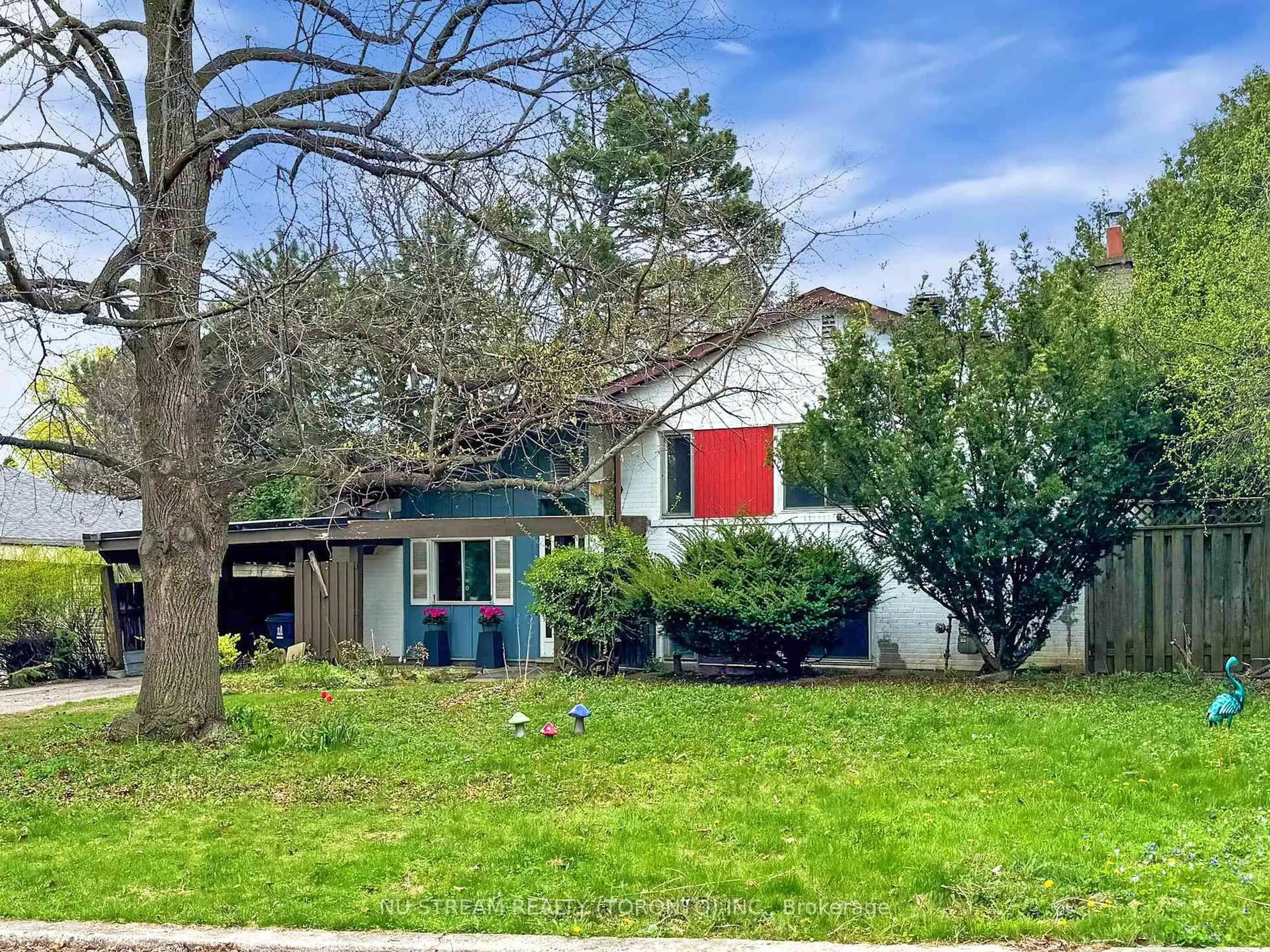 A pic from outside/outdoor area/front of a property/back of a property/a pic from drone, street for 17 Chatfield Dr, Toronto Ontario M3B 1K6