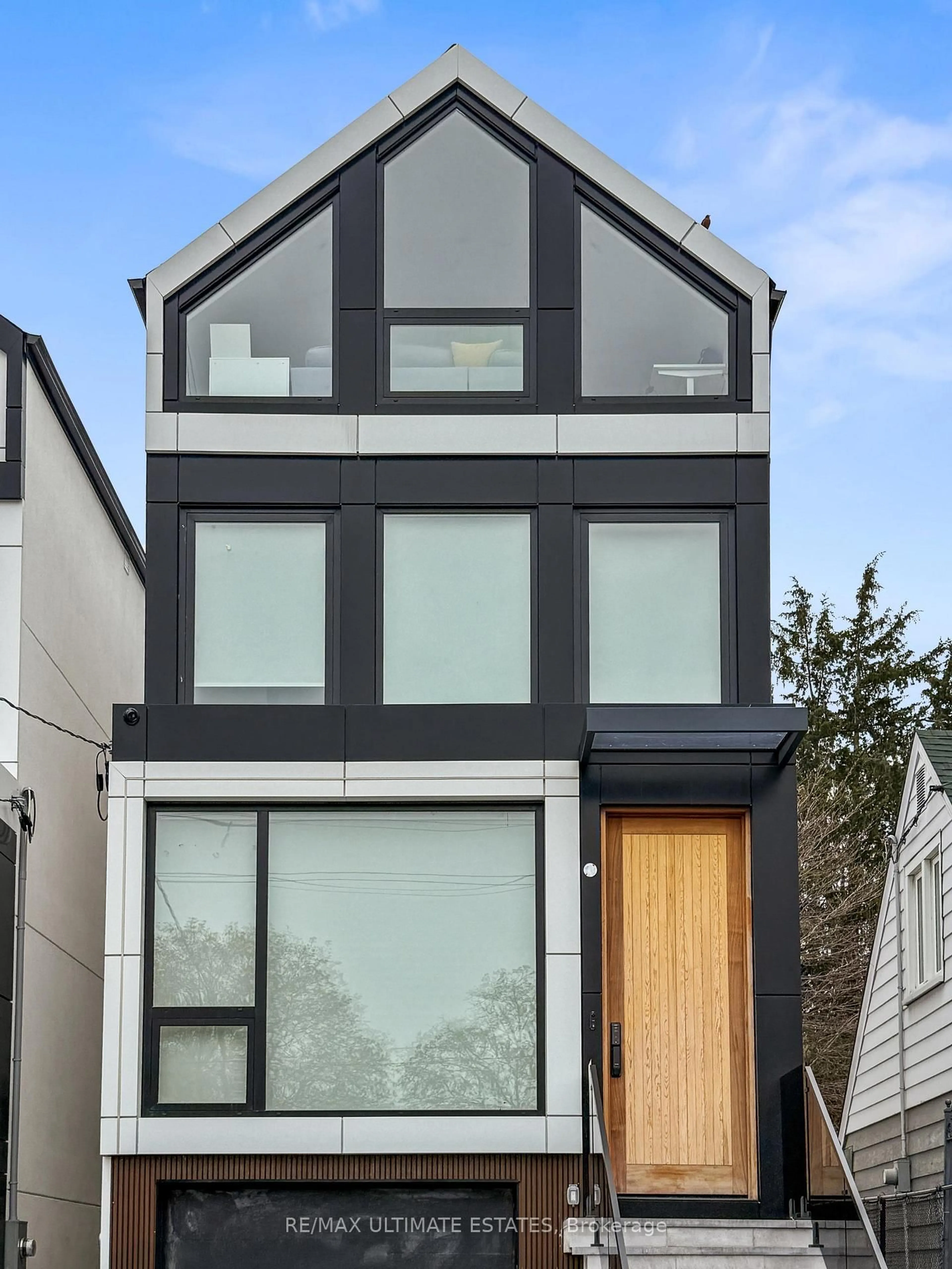 Home with vinyl exterior material, street for 2970B Bayview Ave, Toronto Ontario M2N 5K7