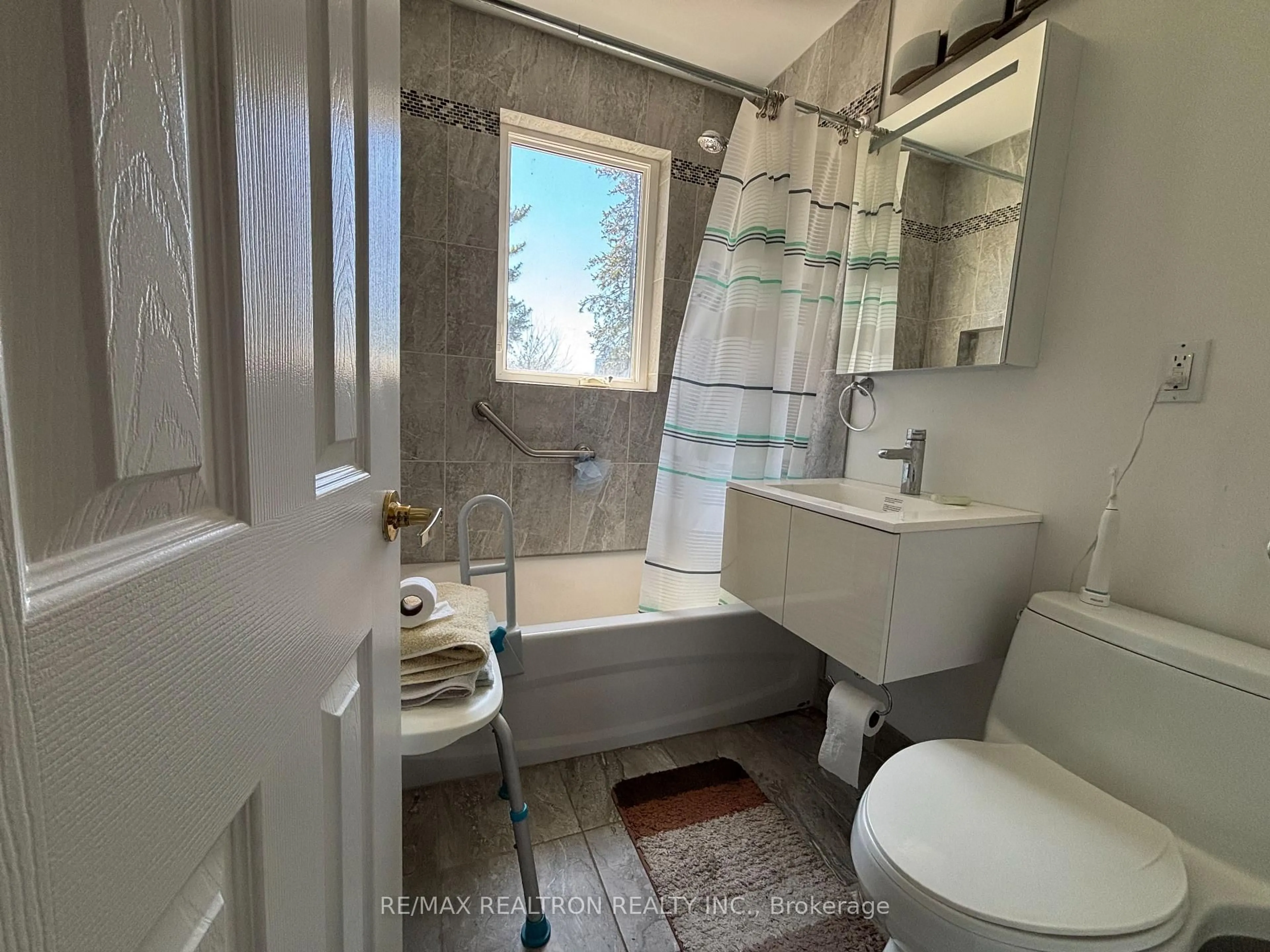 Standard bathroom, unknown for 37 Newton Dr, Toronto Ontario M2M 2M6