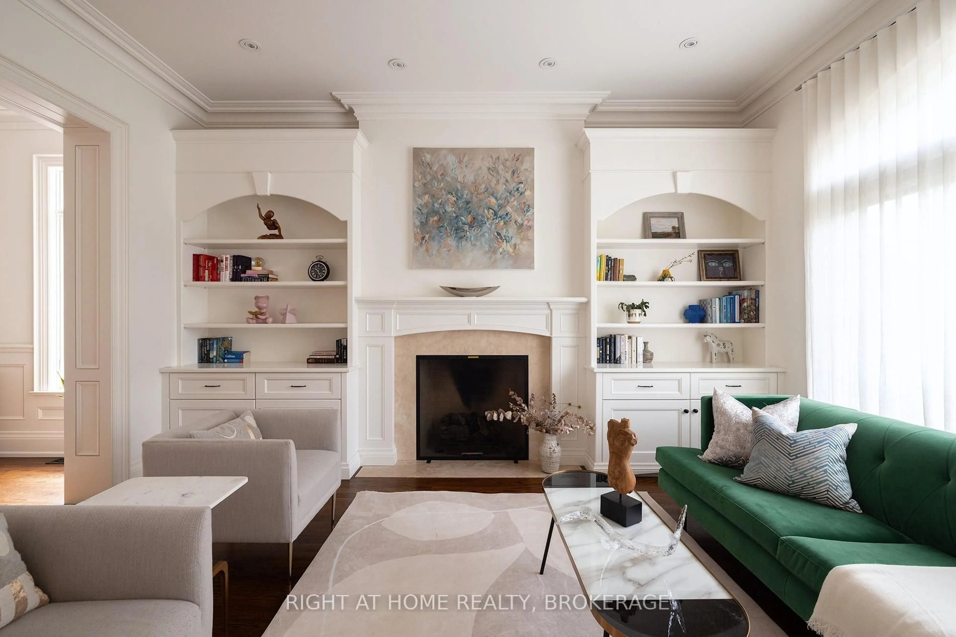 Living room with furniture, unknown for 179 Yonge Blvd, Toronto Ontario M5M 3H5