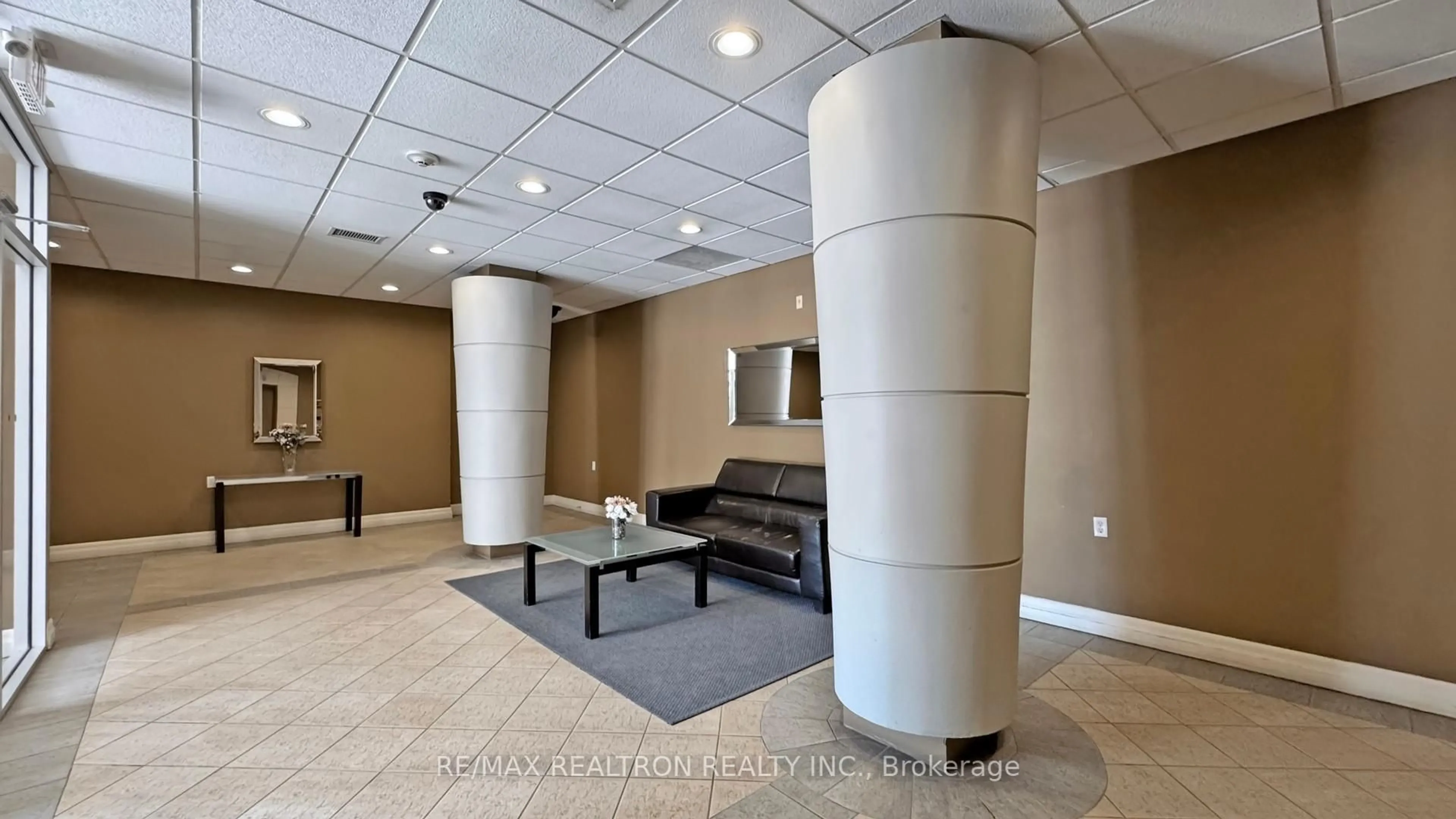 Indoor foyer for 600 Eglinton Ave ##202, Toronto Ontario M4P 1P1