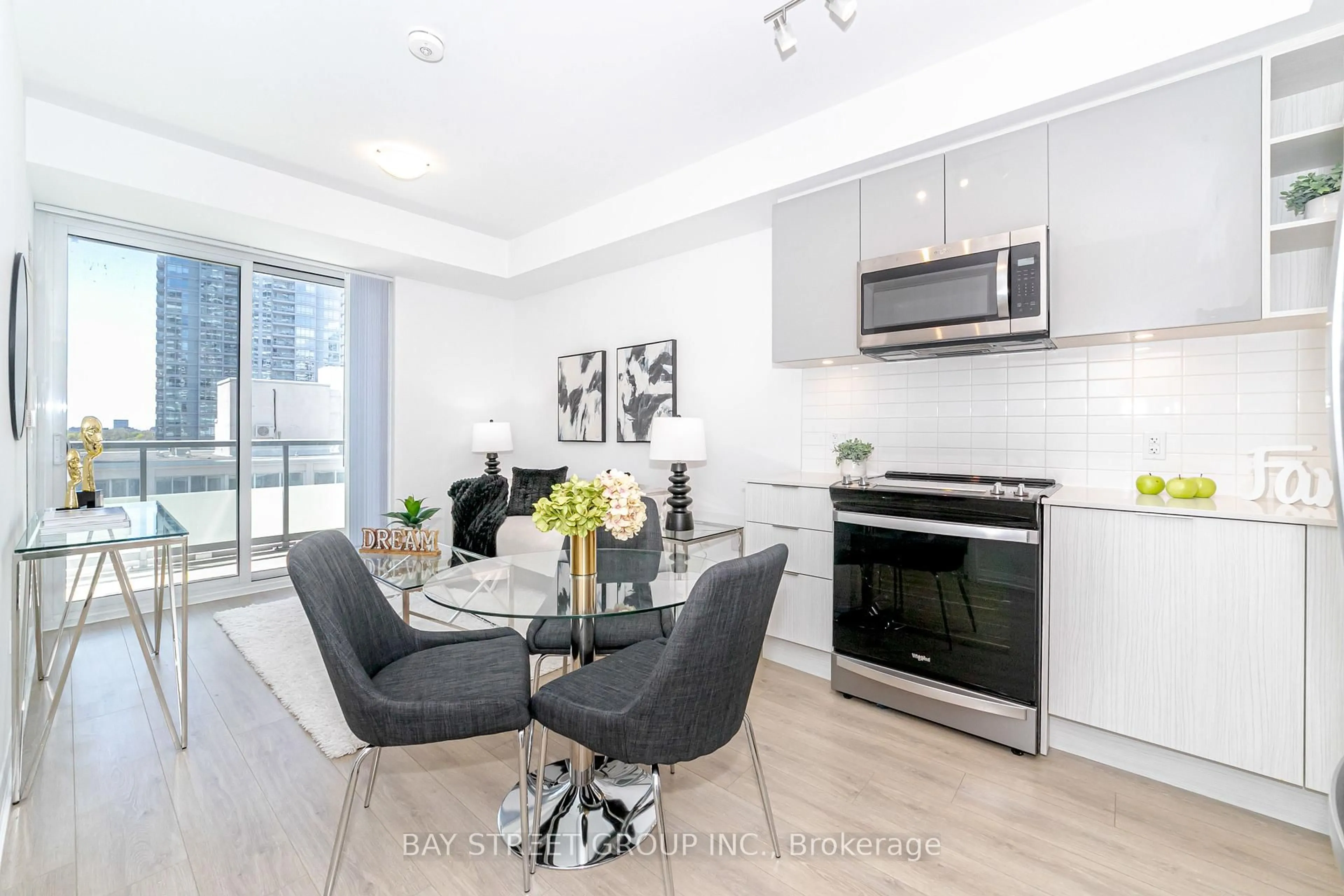 Open concept kitchen, wood/laminate floor for 50 Dunfield Ave #1513, Toronto Ontario M4S 0E4
