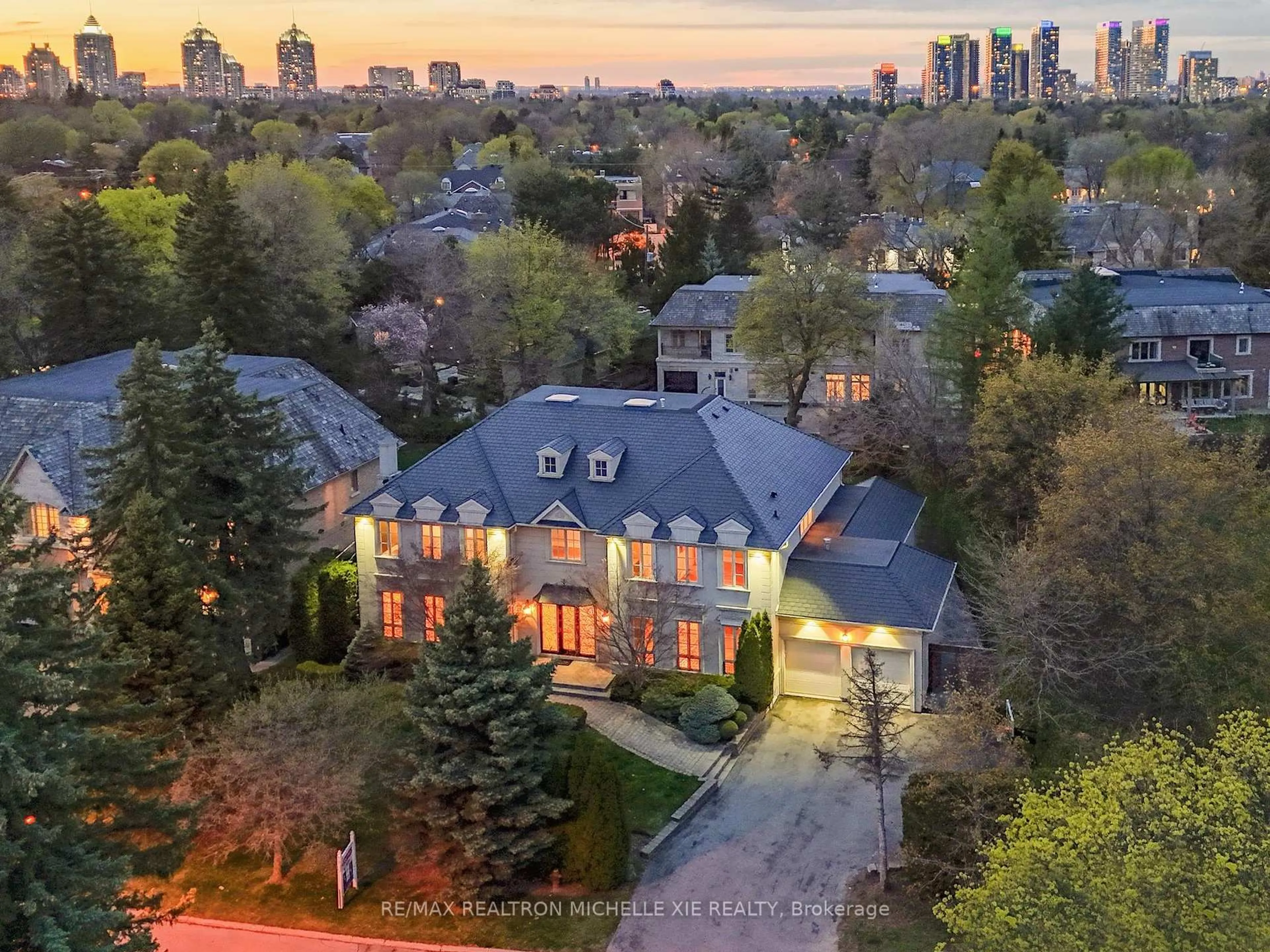 A pic from outside/outdoor area/front of a property/back of a property/a pic from drone, city buildings view from balcony for 8 Colvestone Rd, Toronto Ontario M2L 1X3