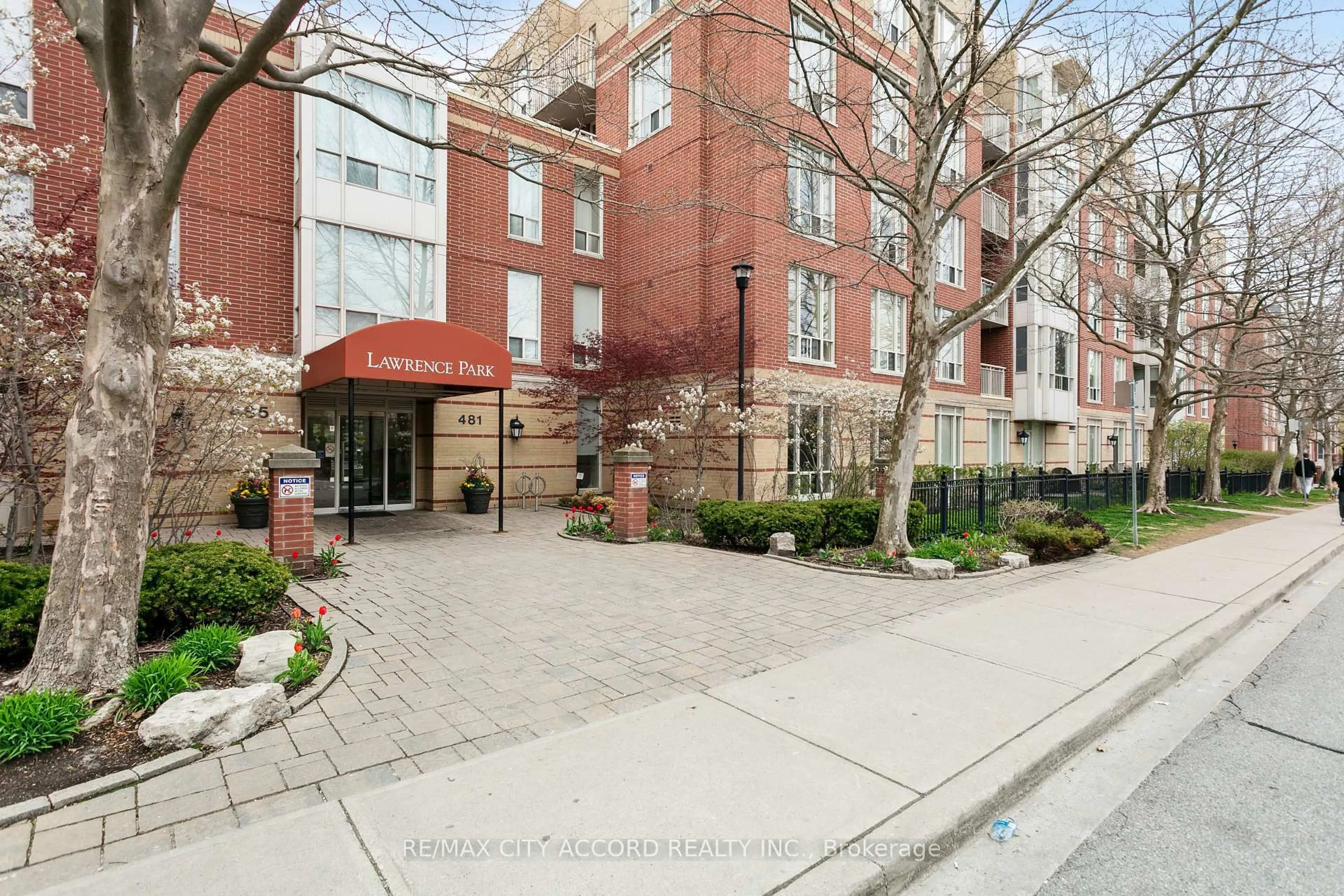 Patio, building for 485 Rosewell Ave #210, Toronto Ontario M4R 2J2
