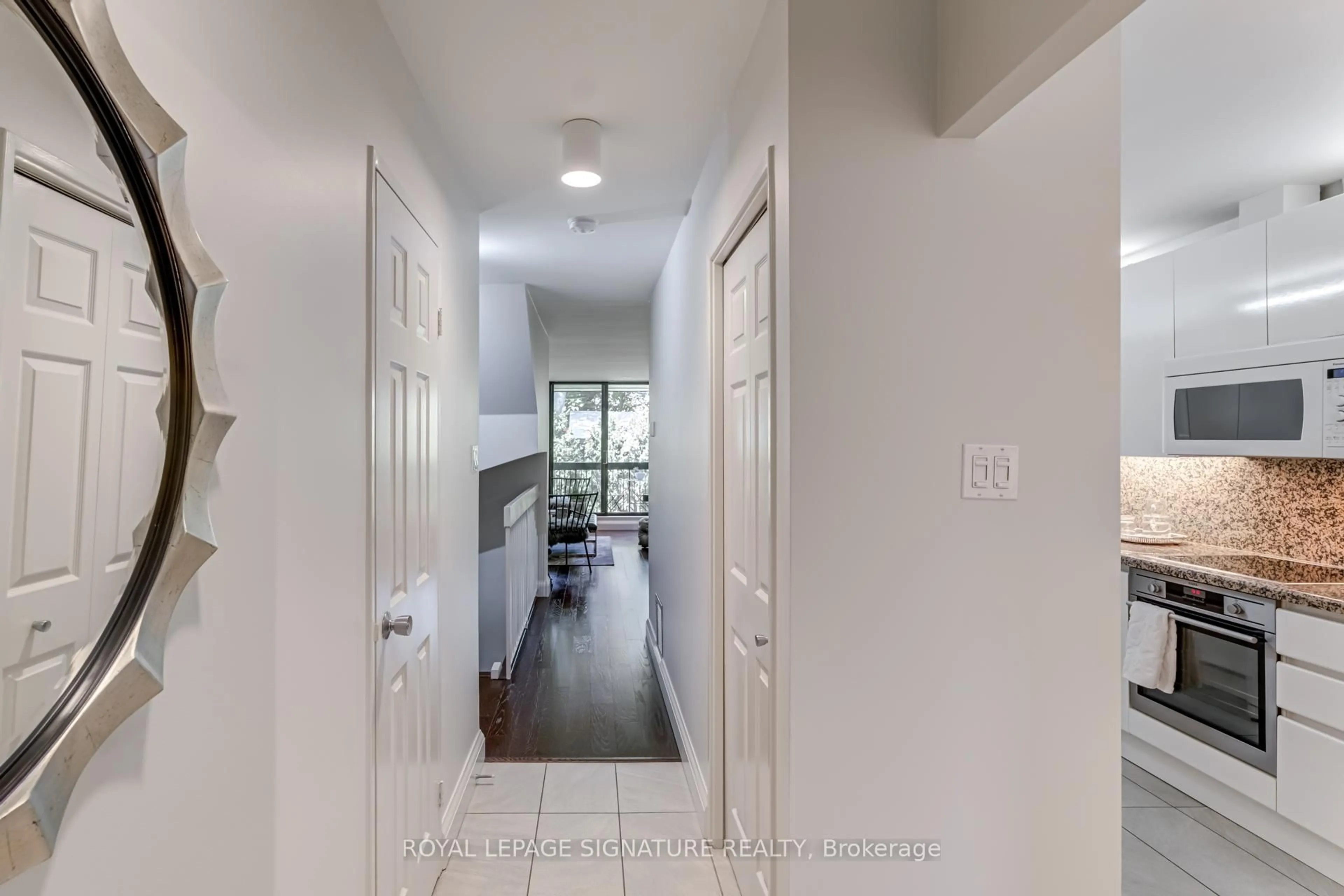 Indoor entryway for 142 Pears Ave #B2, Toronto Ontario M5R 1T2
