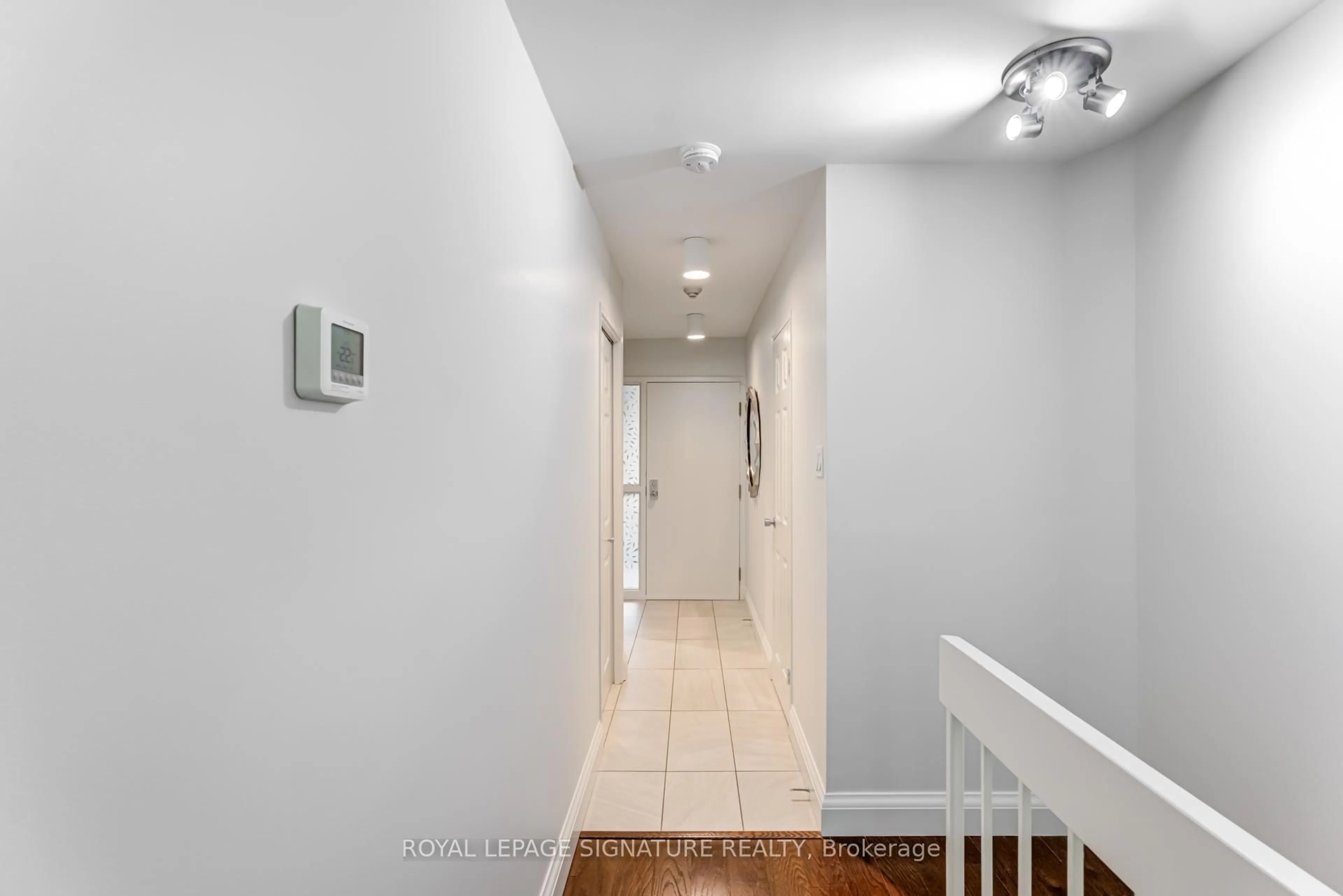Indoor entryway for 142 Pears Ave #B2, Toronto Ontario M5R 1T2