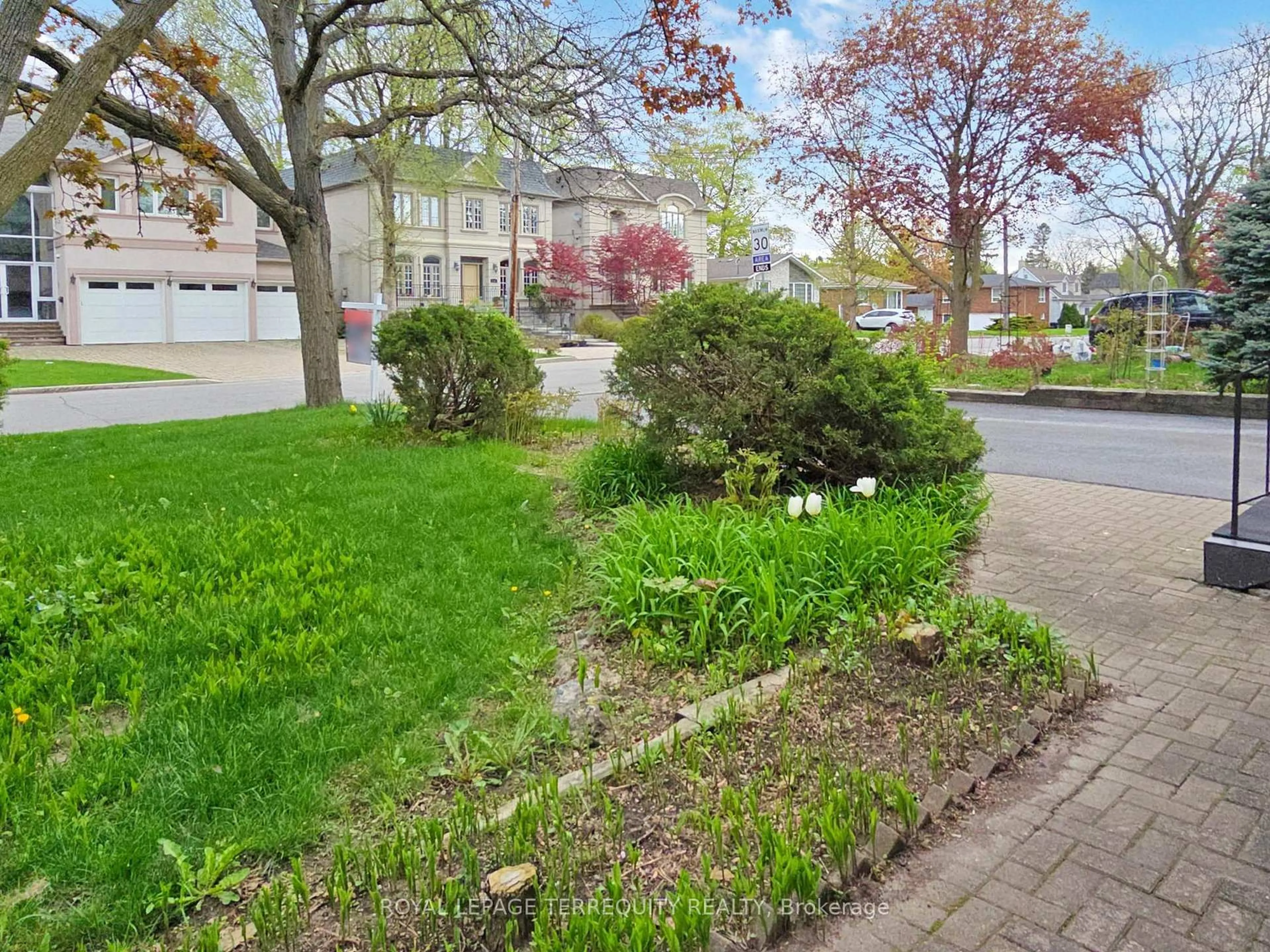 Patio, street for 219 Dunview Ave, Toronto Ontario M2N 4H9