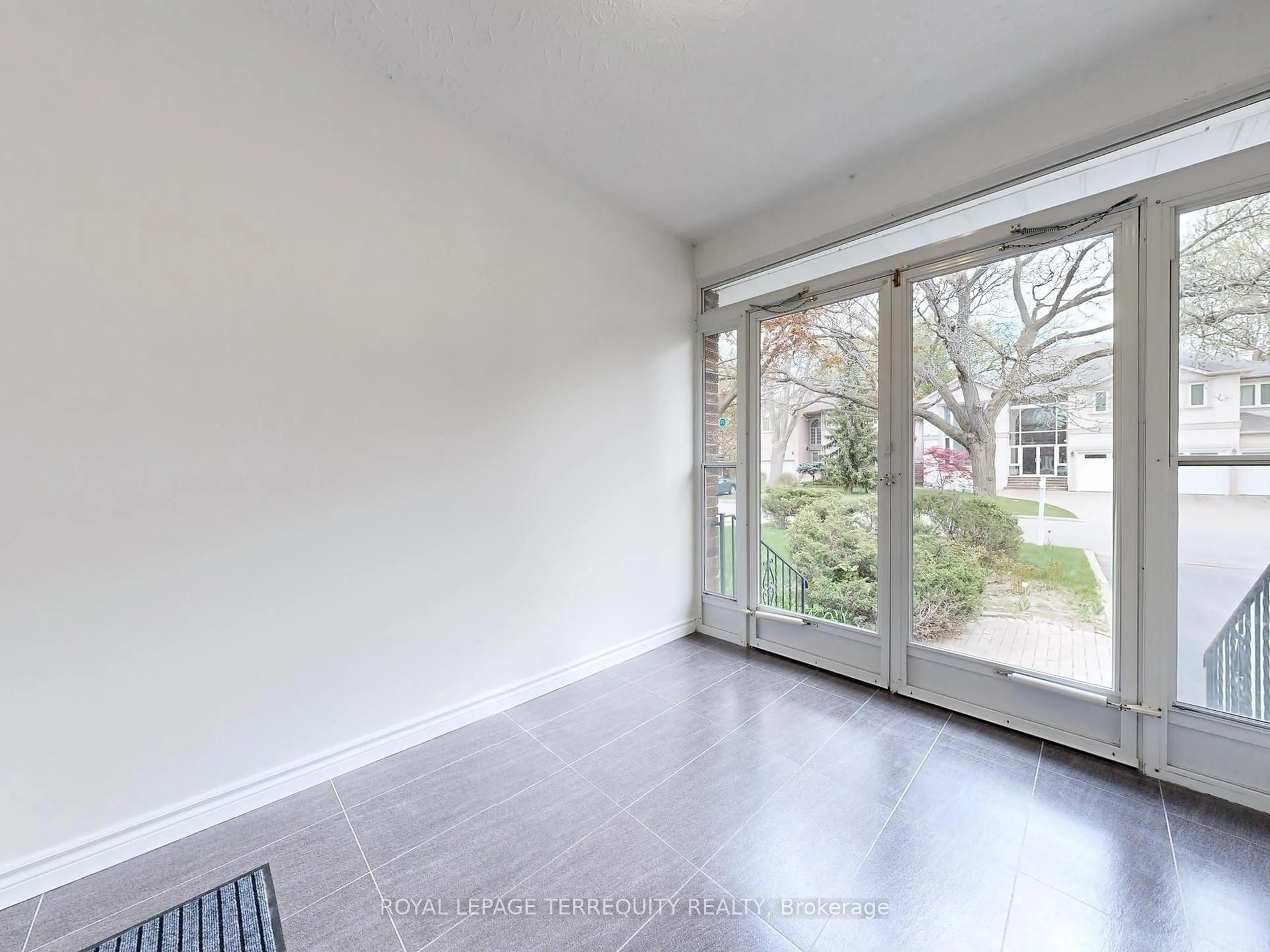 Unknown for 219 Dunview Ave, Toronto Ontario M2N 4H9