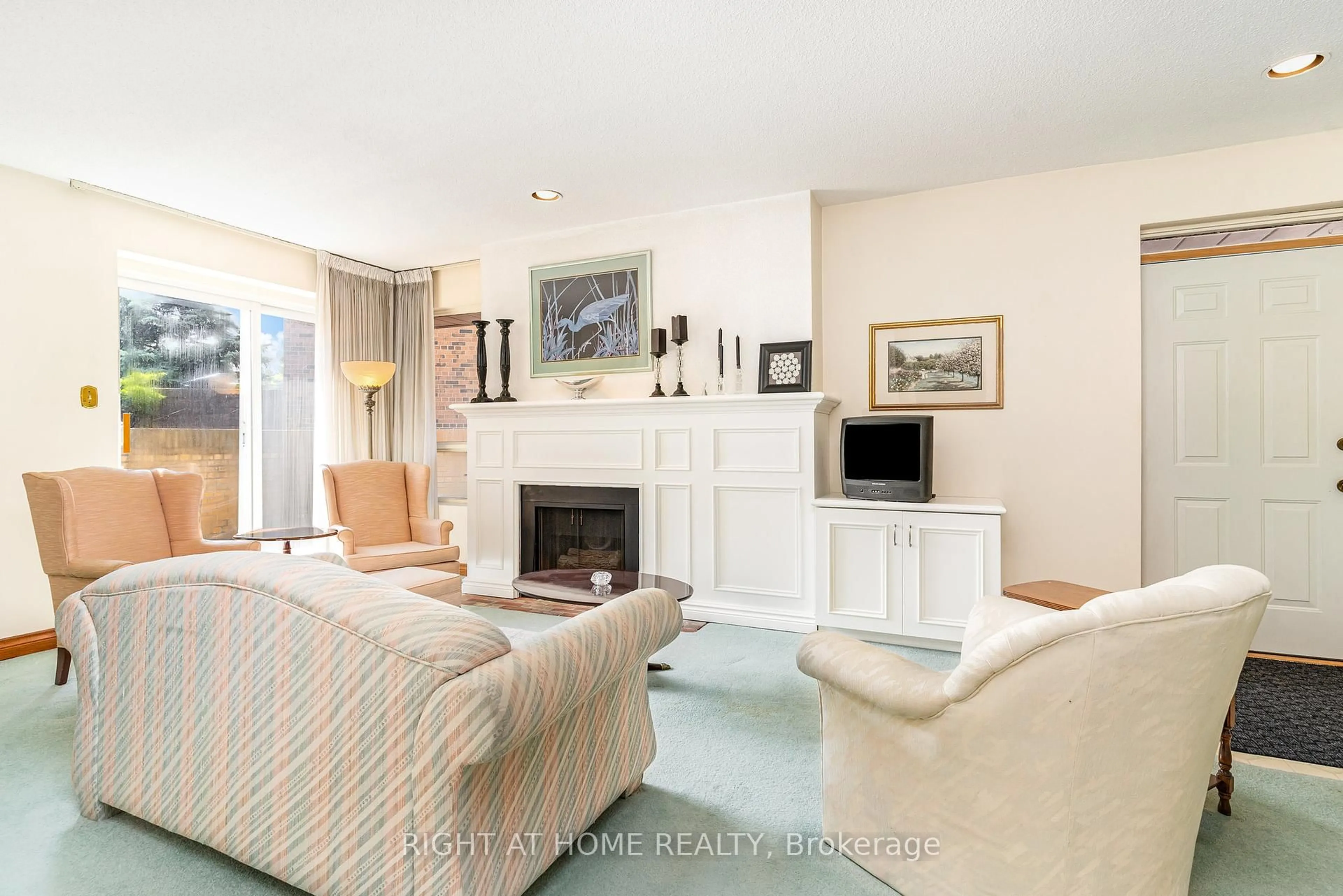 Living room with furniture, unknown for 74 Upper Canada Dr #1, Toronto Ontario M2P 2A3