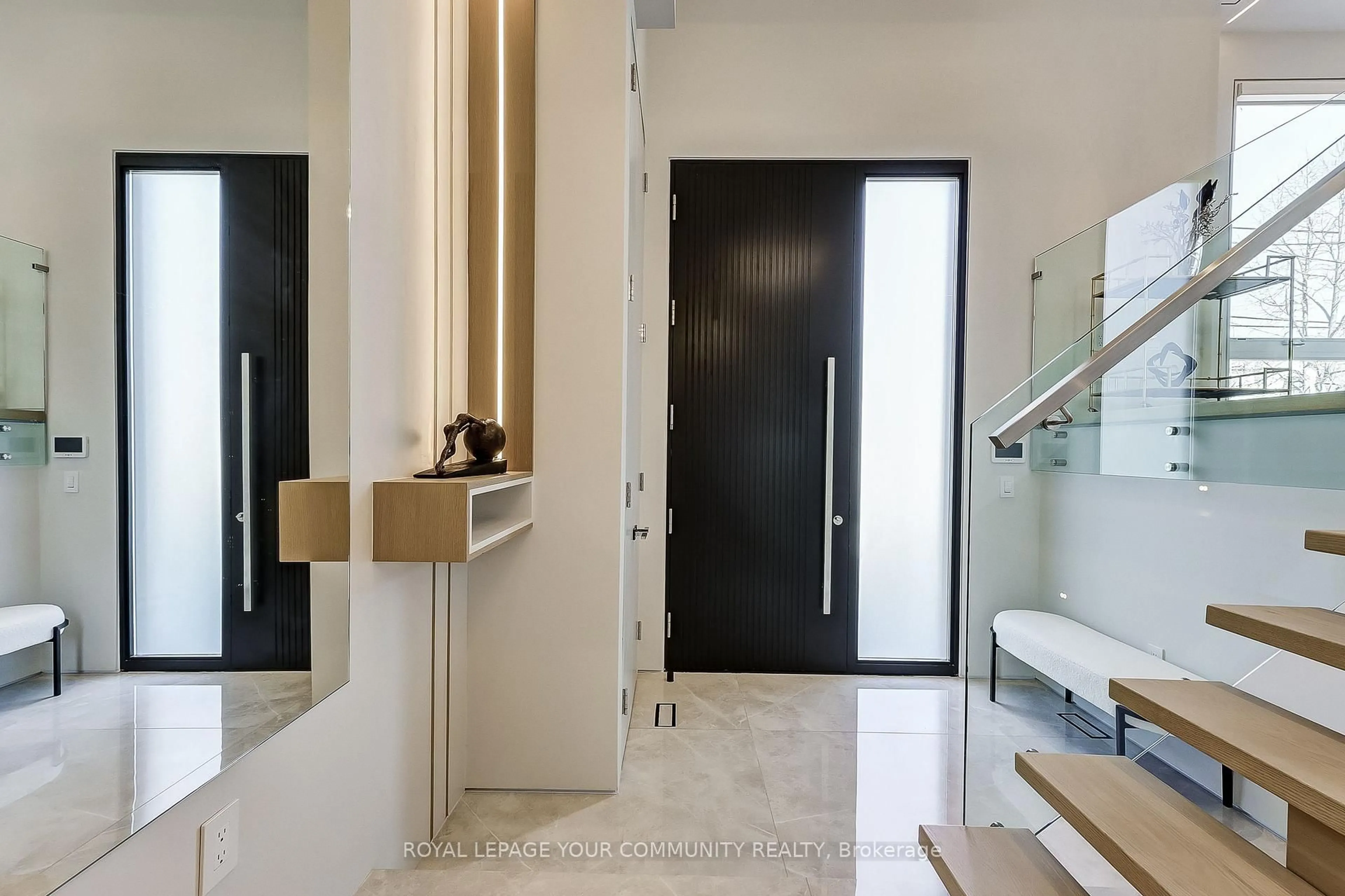 Indoor entryway for 131 Poyntz Ave, Toronto Ontario M2N 1J3