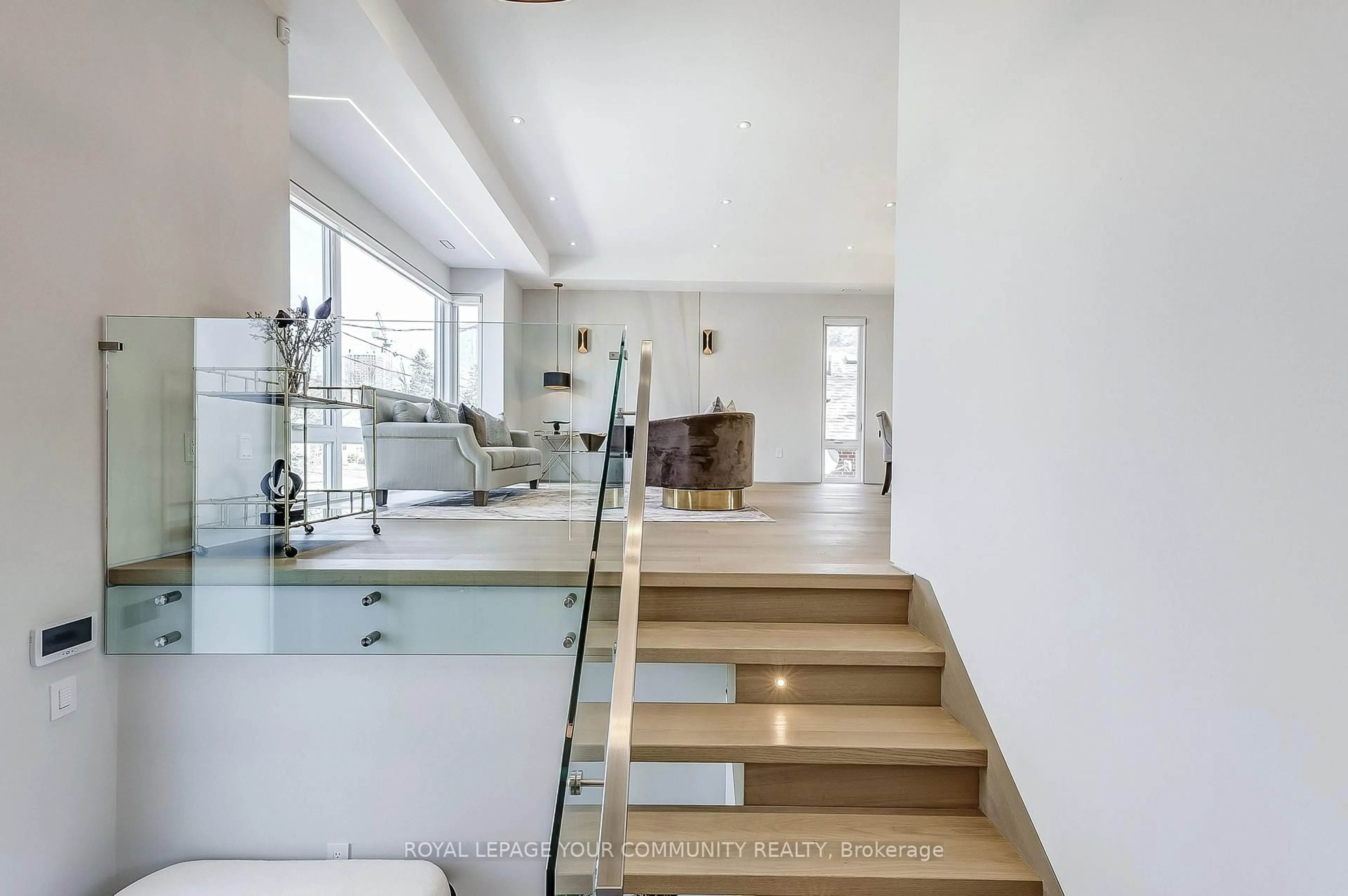 Stairs for 131 Poyntz Ave, Toronto Ontario M2N 1J3