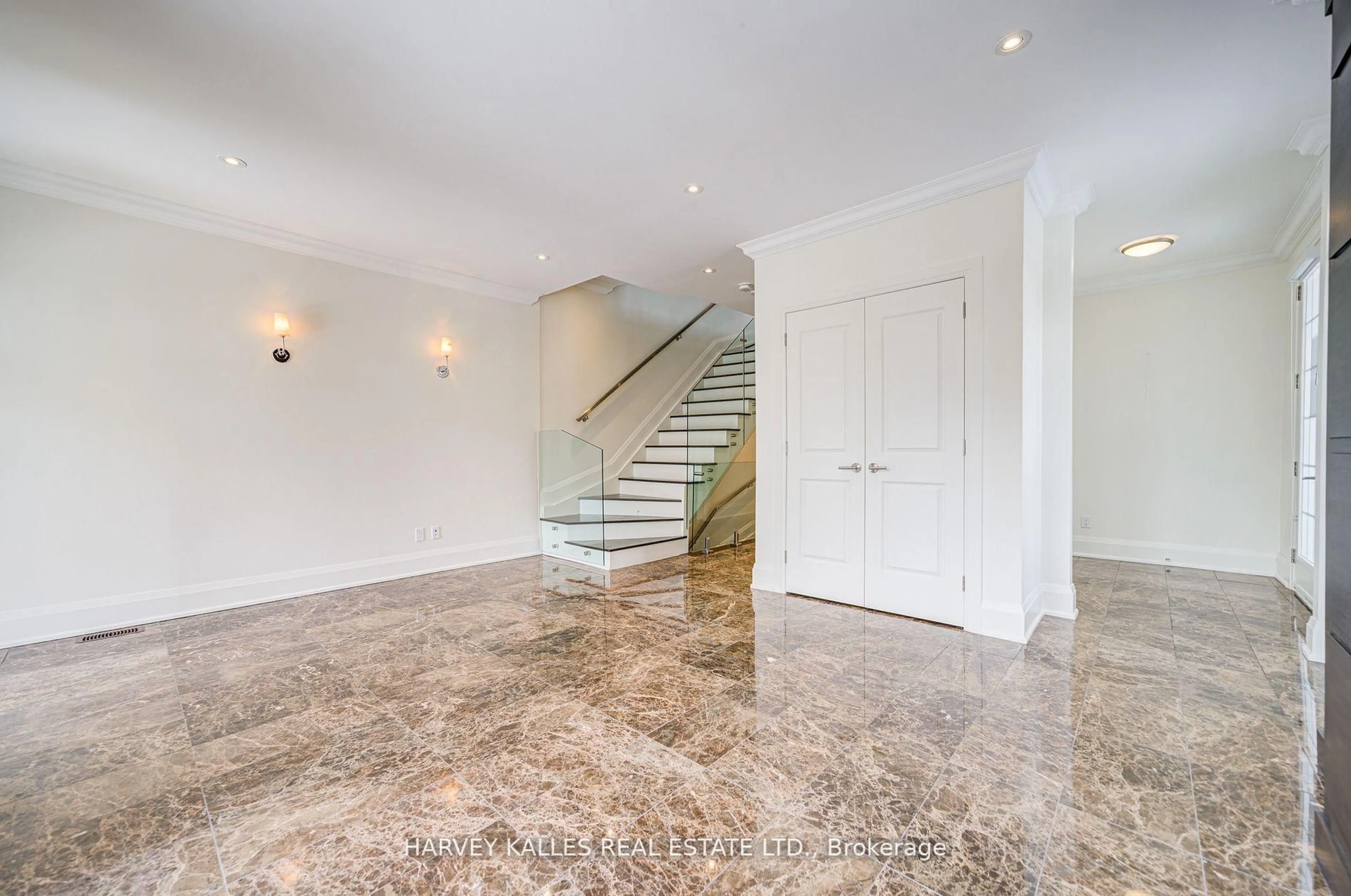 Indoor foyer for 107 Bayview Rdge, Toronto Ontario M2L 1E3