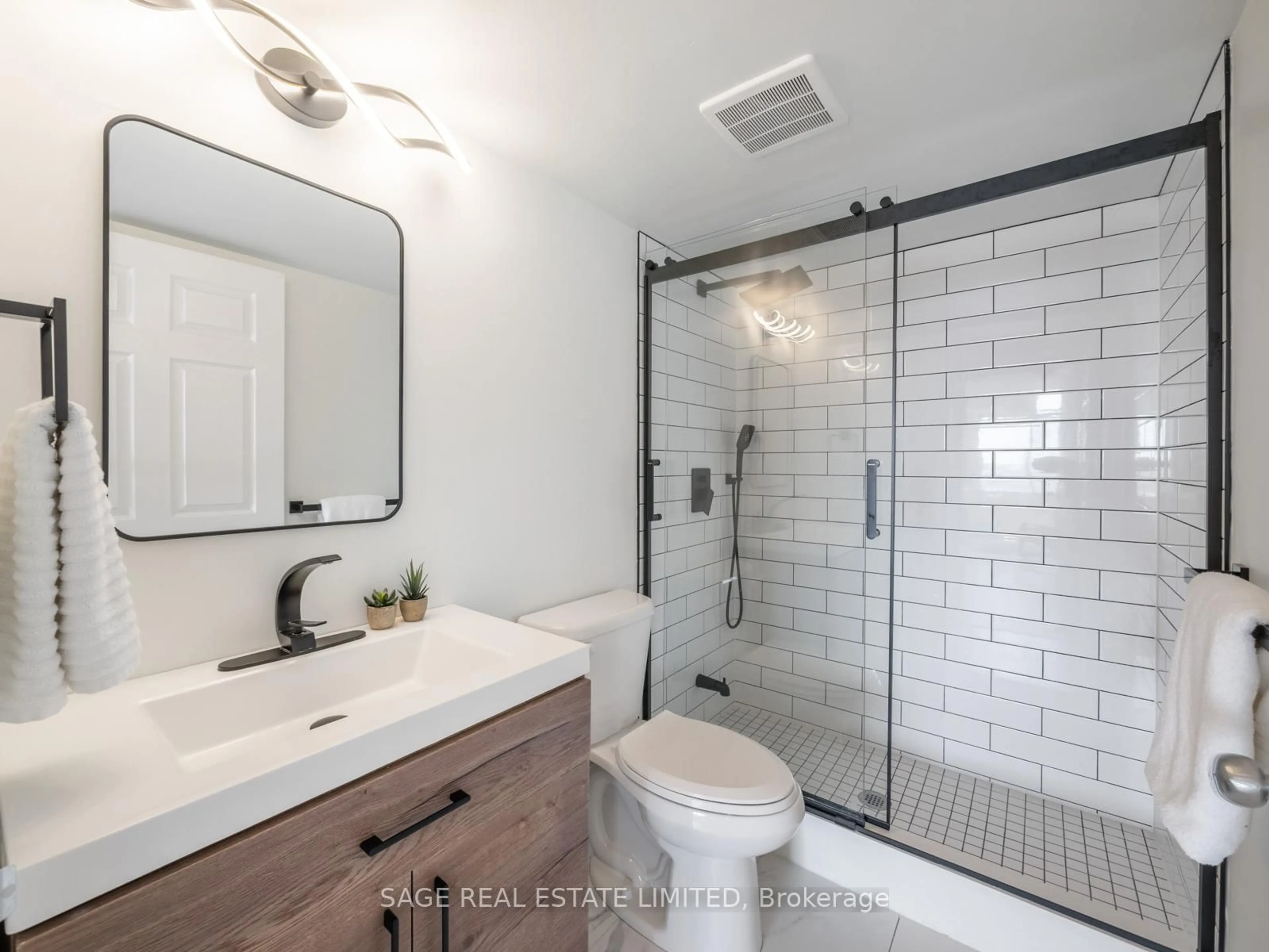 Contemporary bathroom, ceramic/tile floor for 70 Mill St #909, Toronto Ontario M5A 4R1