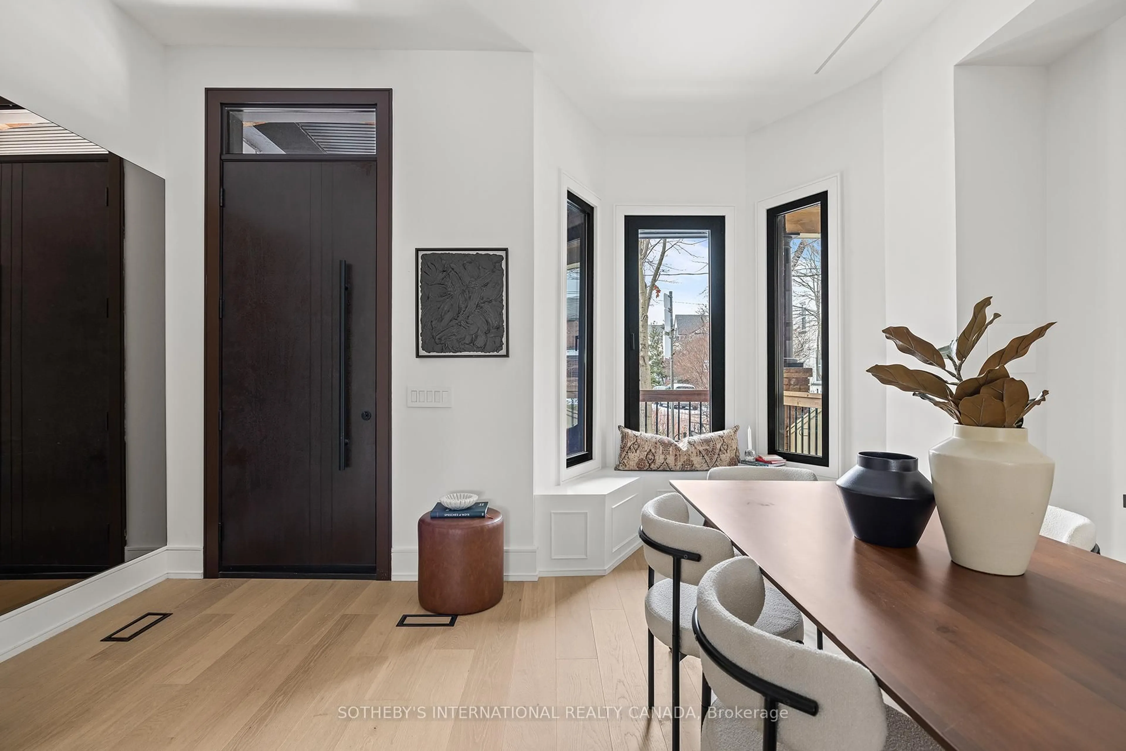 Indoor entryway for 121 Major St, Toronto Ontario M5S 2K9