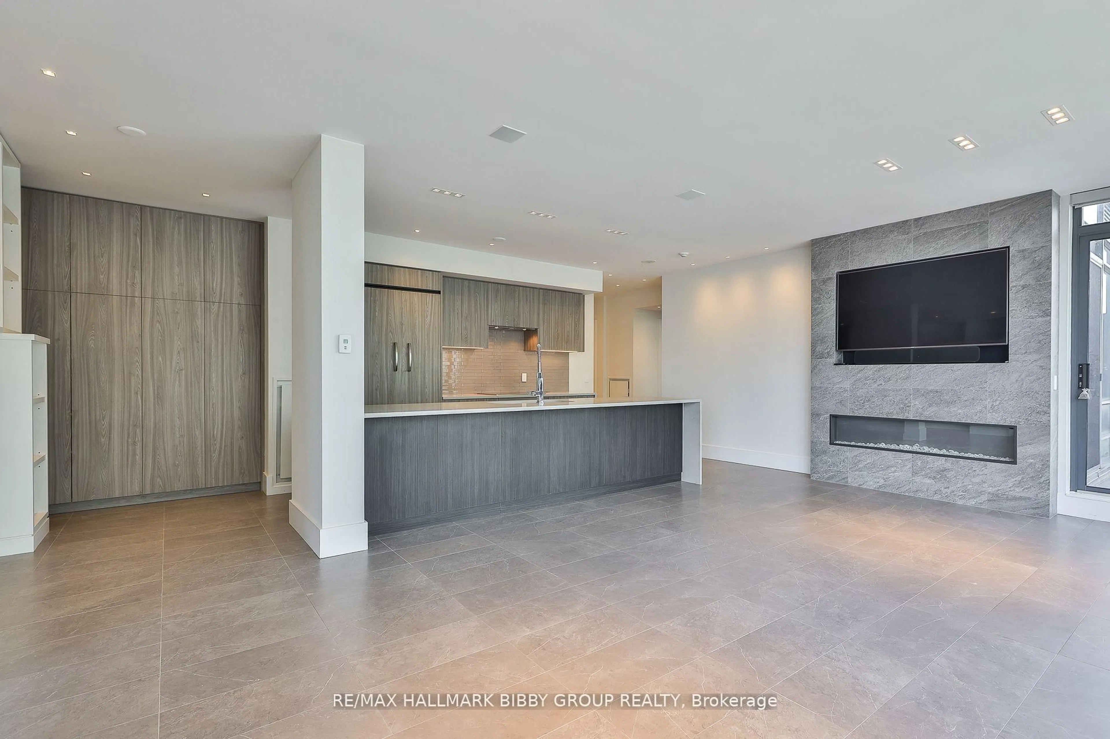 Open concept kitchen, unknown for 438 King St #2101, Toronto Ontario M5V 3T9