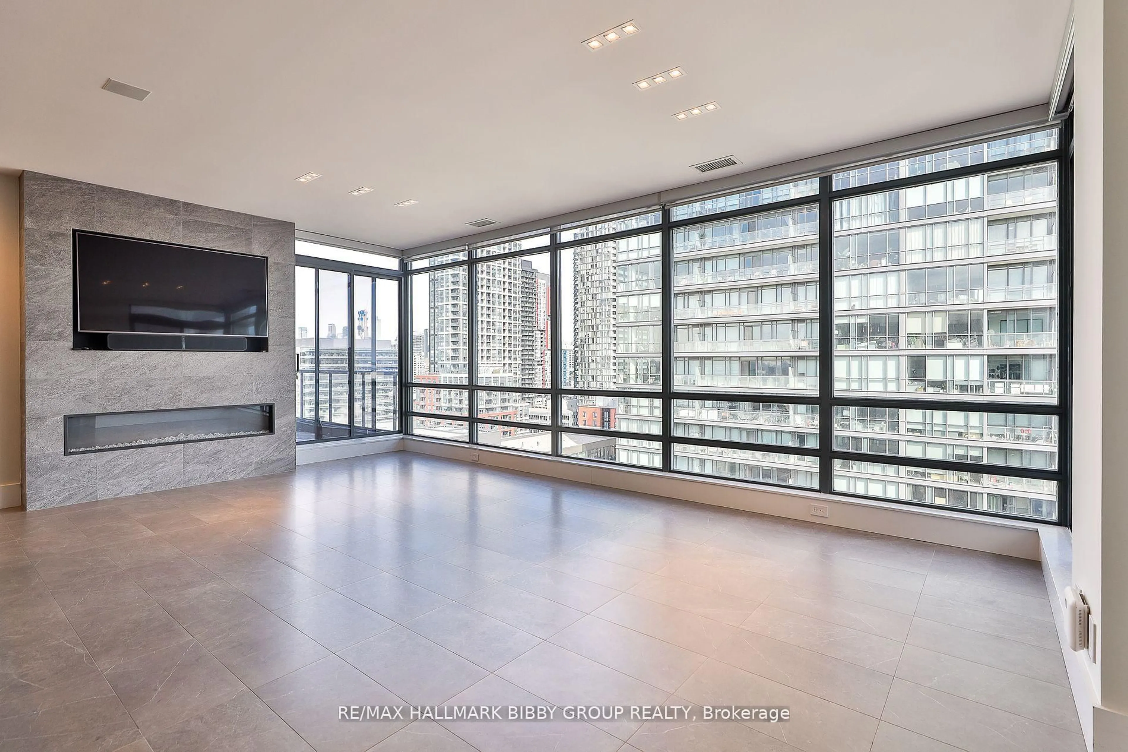 Indoor foyer for 438 King St #2101, Toronto Ontario M5V 3T9