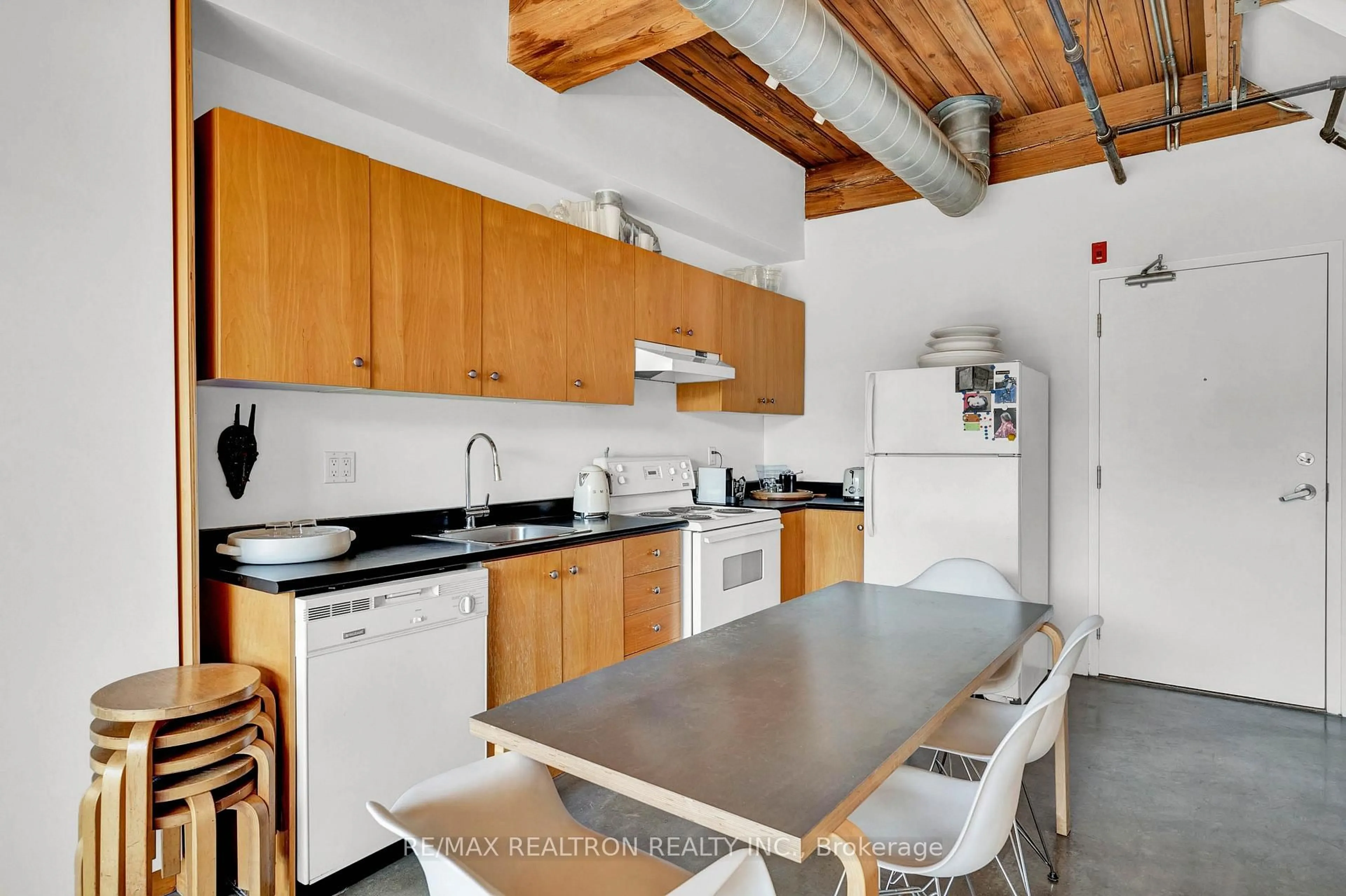 Standard kitchen, unknown for 436 Wellington St #403, Toronto Ontario M5V 1E3