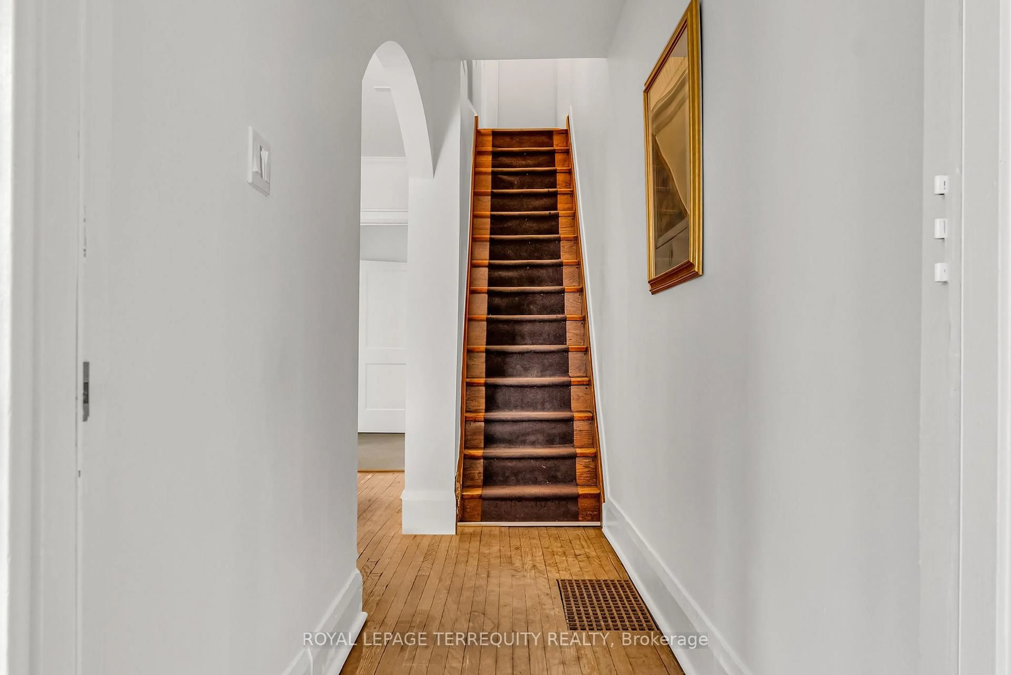 Stairs for 115 Humewood Dr, Toronto Ontario M6C 2W6
