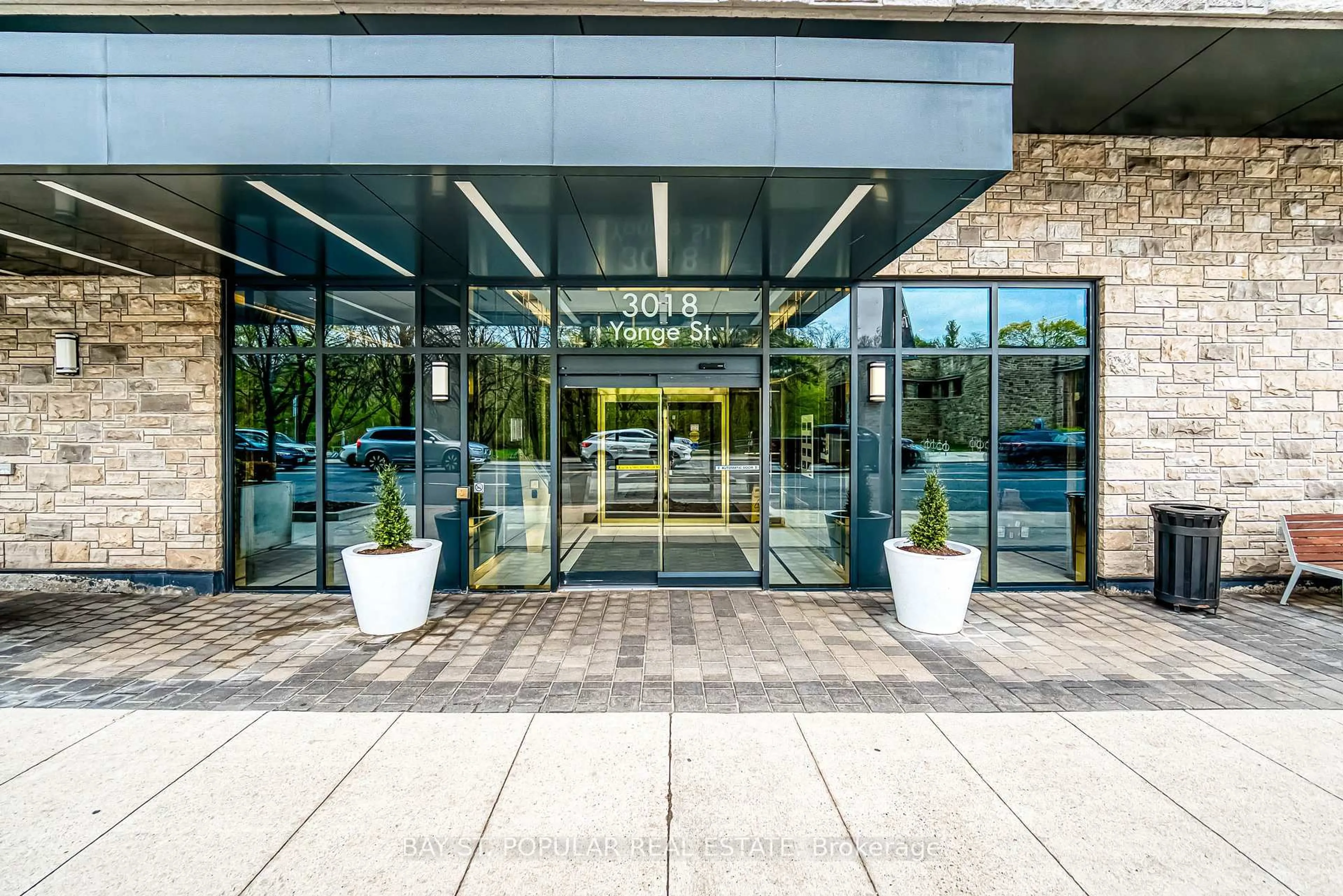 Indoor foyer for 3018 Yonge St #803, Toronto Ontario M4N 0A5
