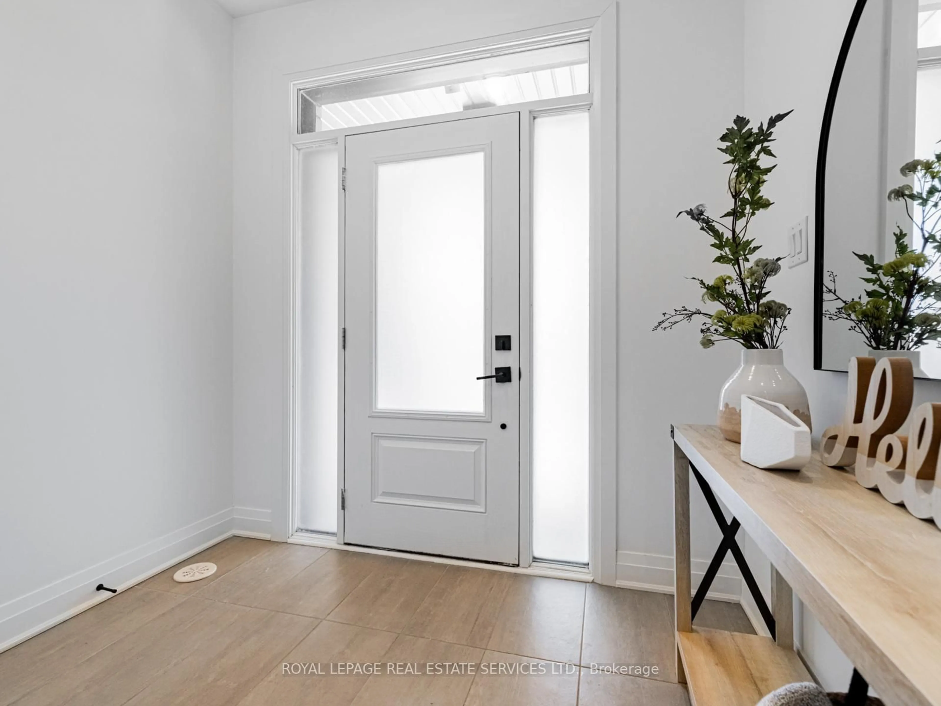 Indoor entryway for 14 Chinook Tr, Toronto Ontario M3B 0B4