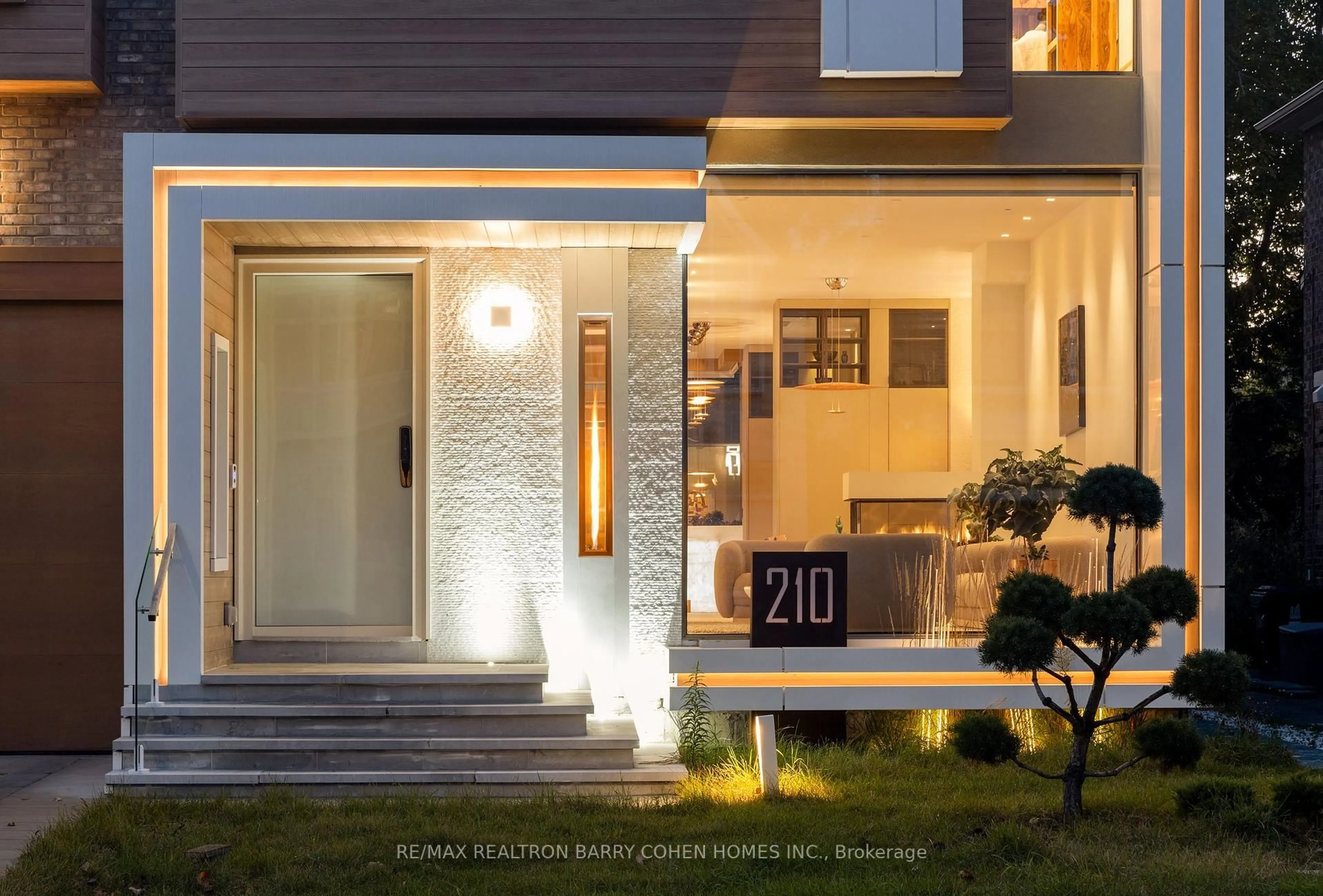 Indoor foyer for 210 Glenayr Rd, Toronto Ontario M5P 3C3