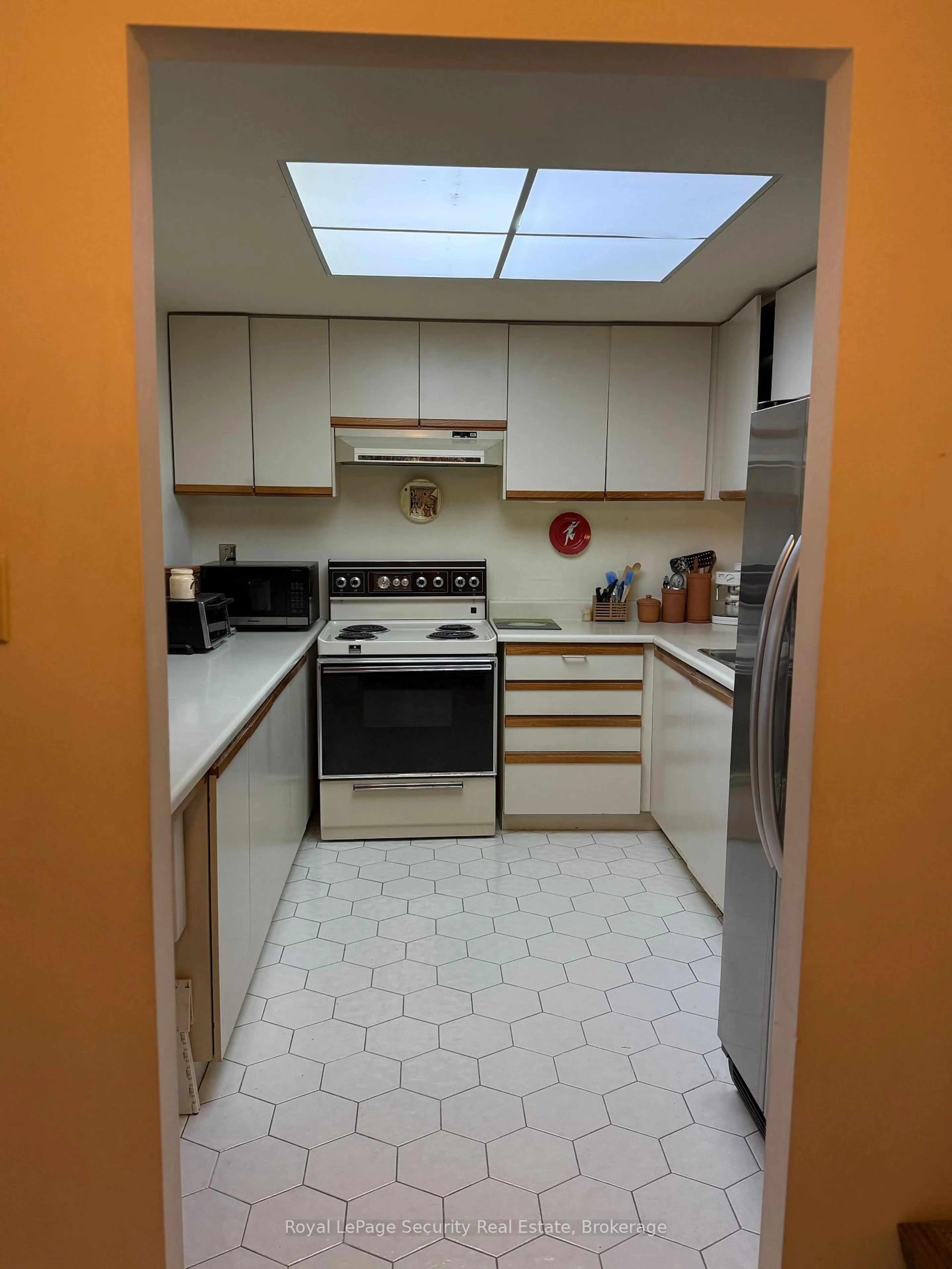 Standard kitchen, unknown for 20 Glebe Rd #10, Toronto Ontario M5P 1C9