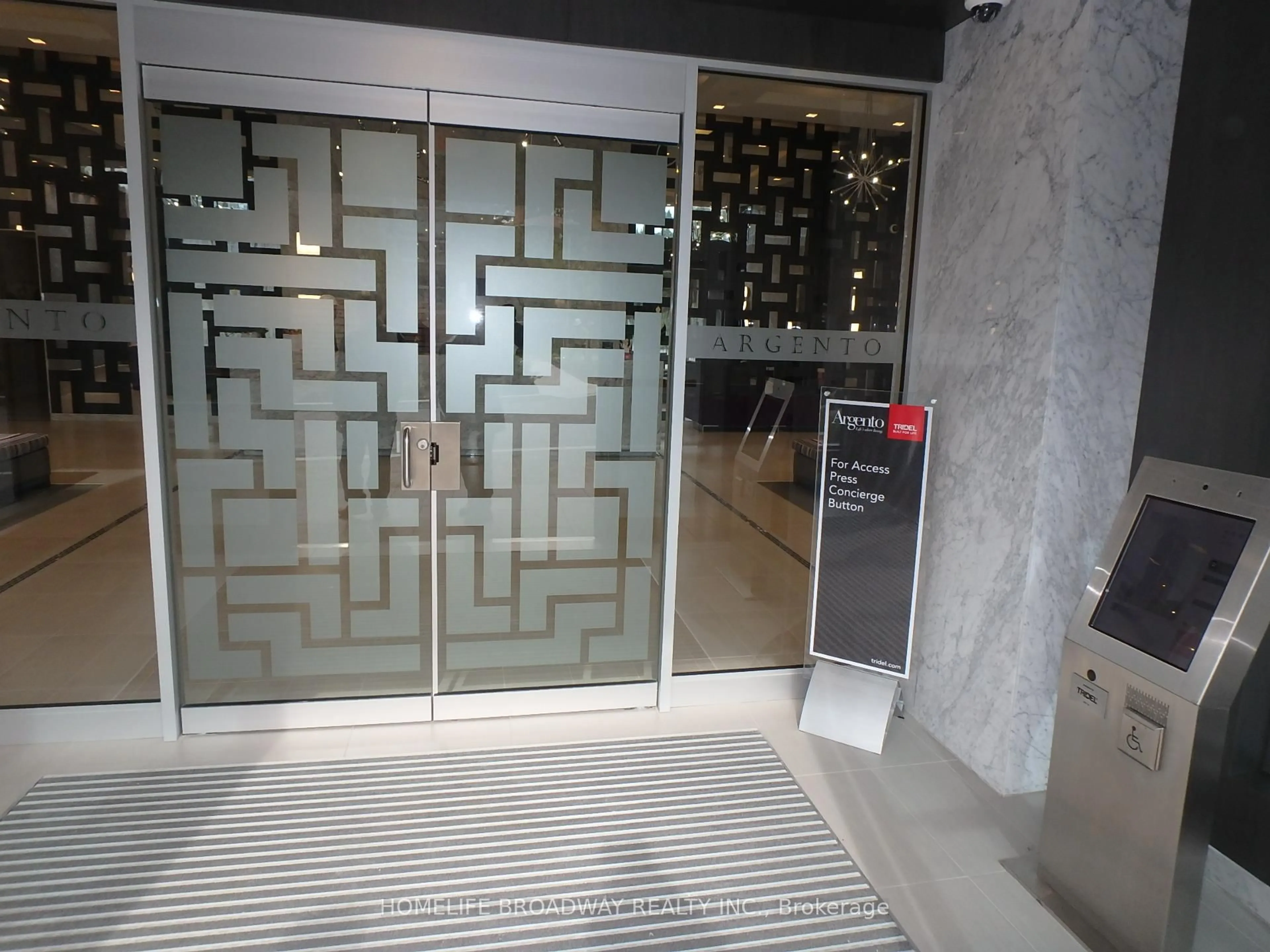 Indoor foyer for 18 Graydon Hall Dr #506, Toronto Ontario M3A 0A4